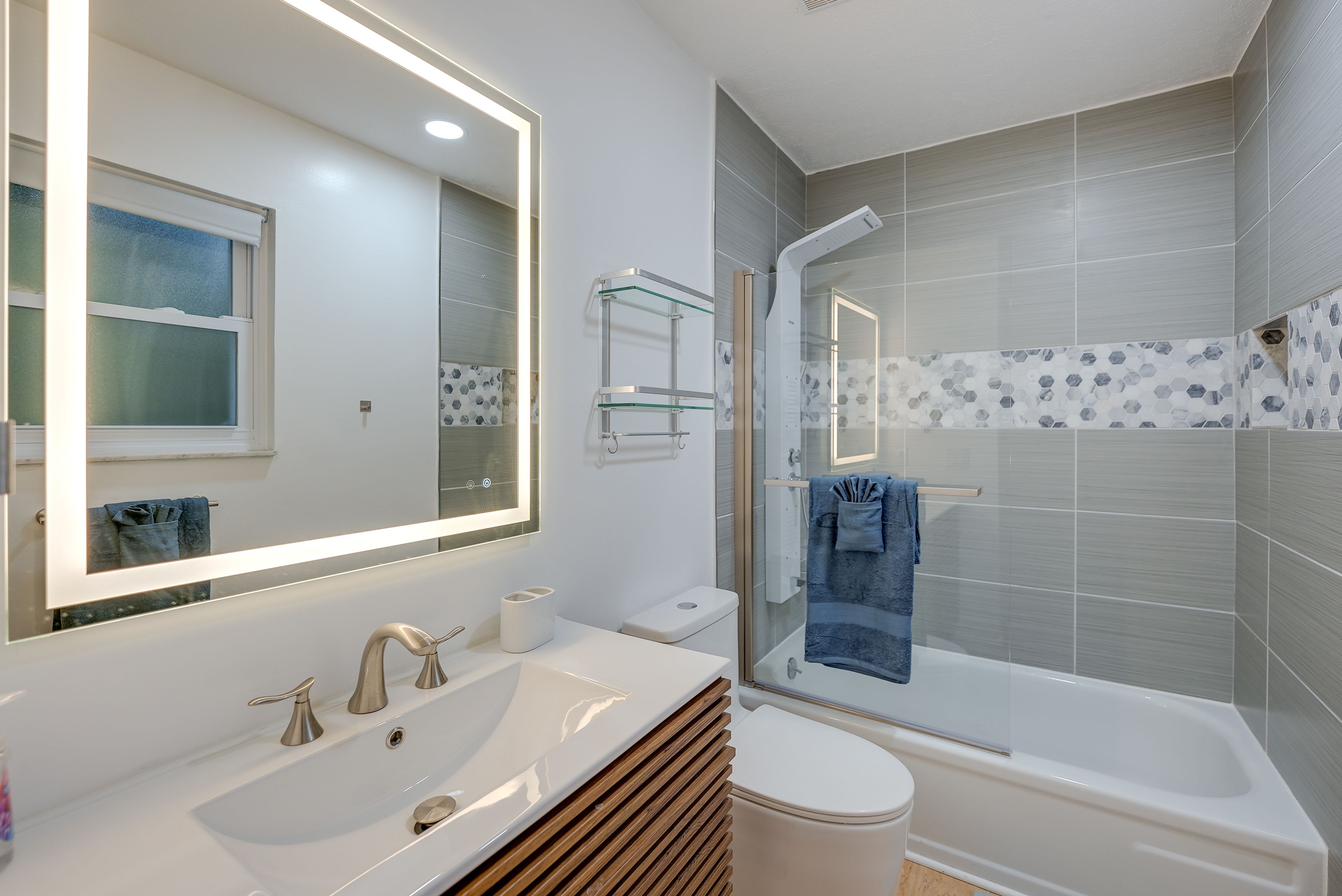 Full Bathroom | Main Level | Shower/Tub Combo