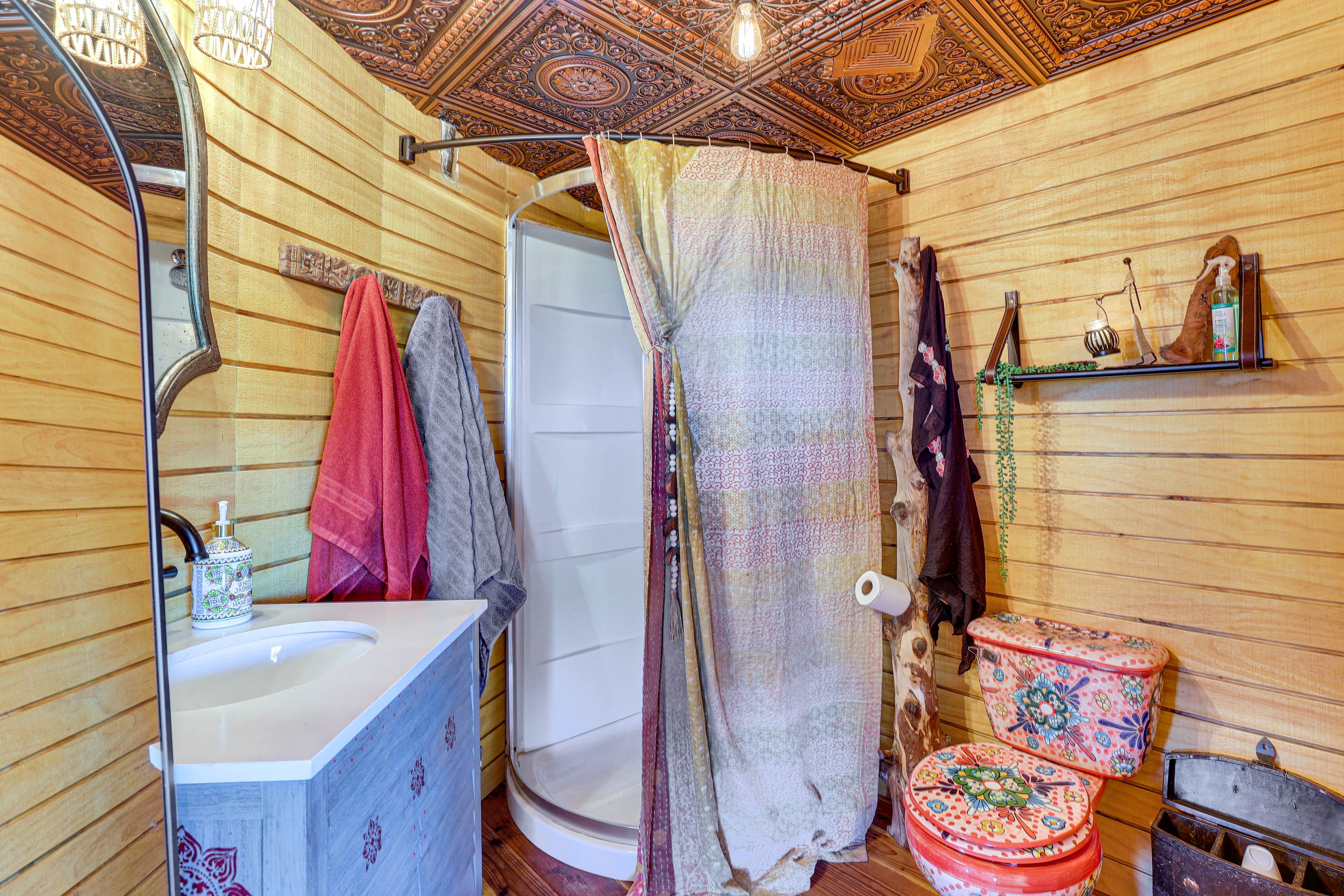Full Bathroom | Complimentary Toiletries