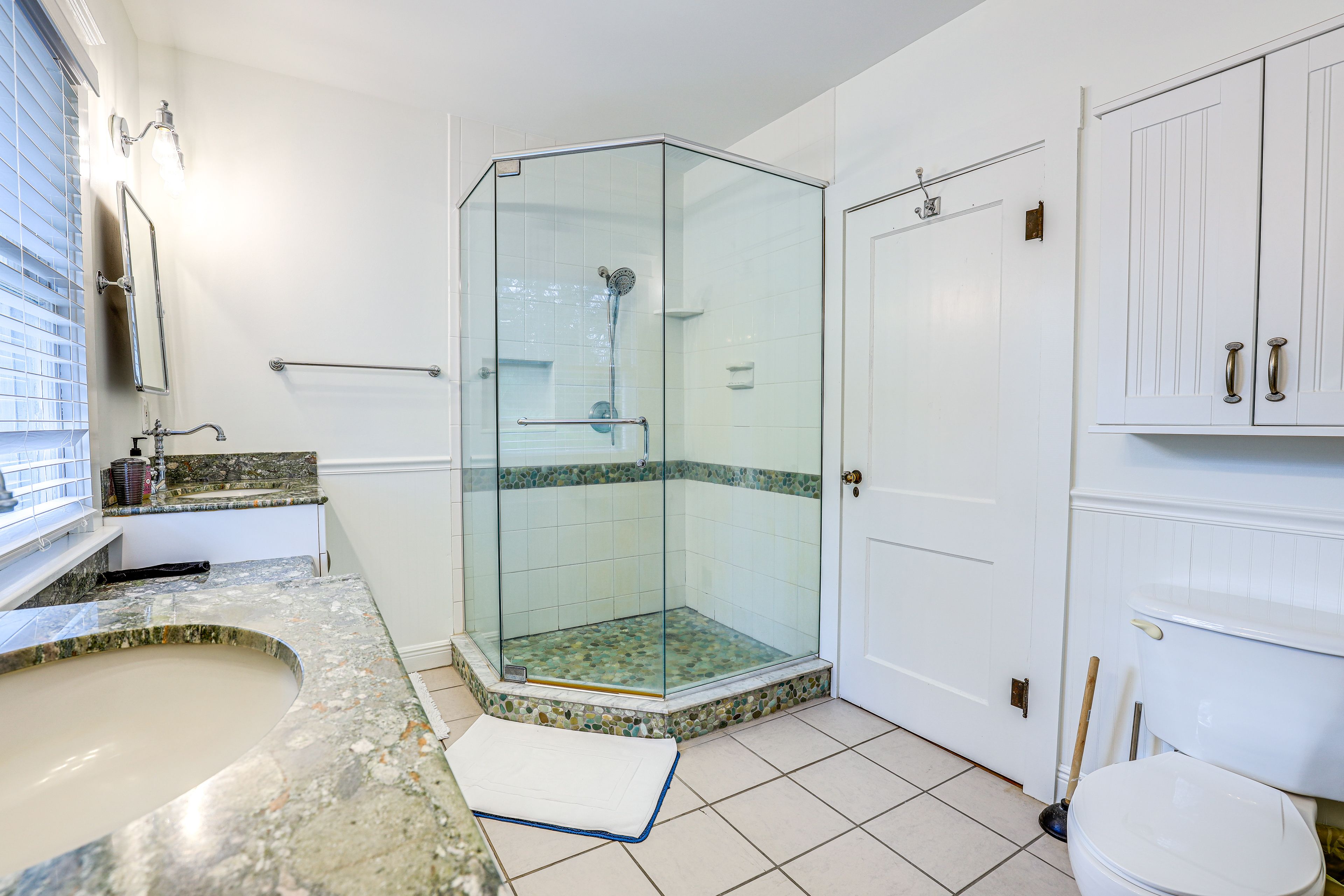 Full Bathroom | Double Sinks | Towels Provided