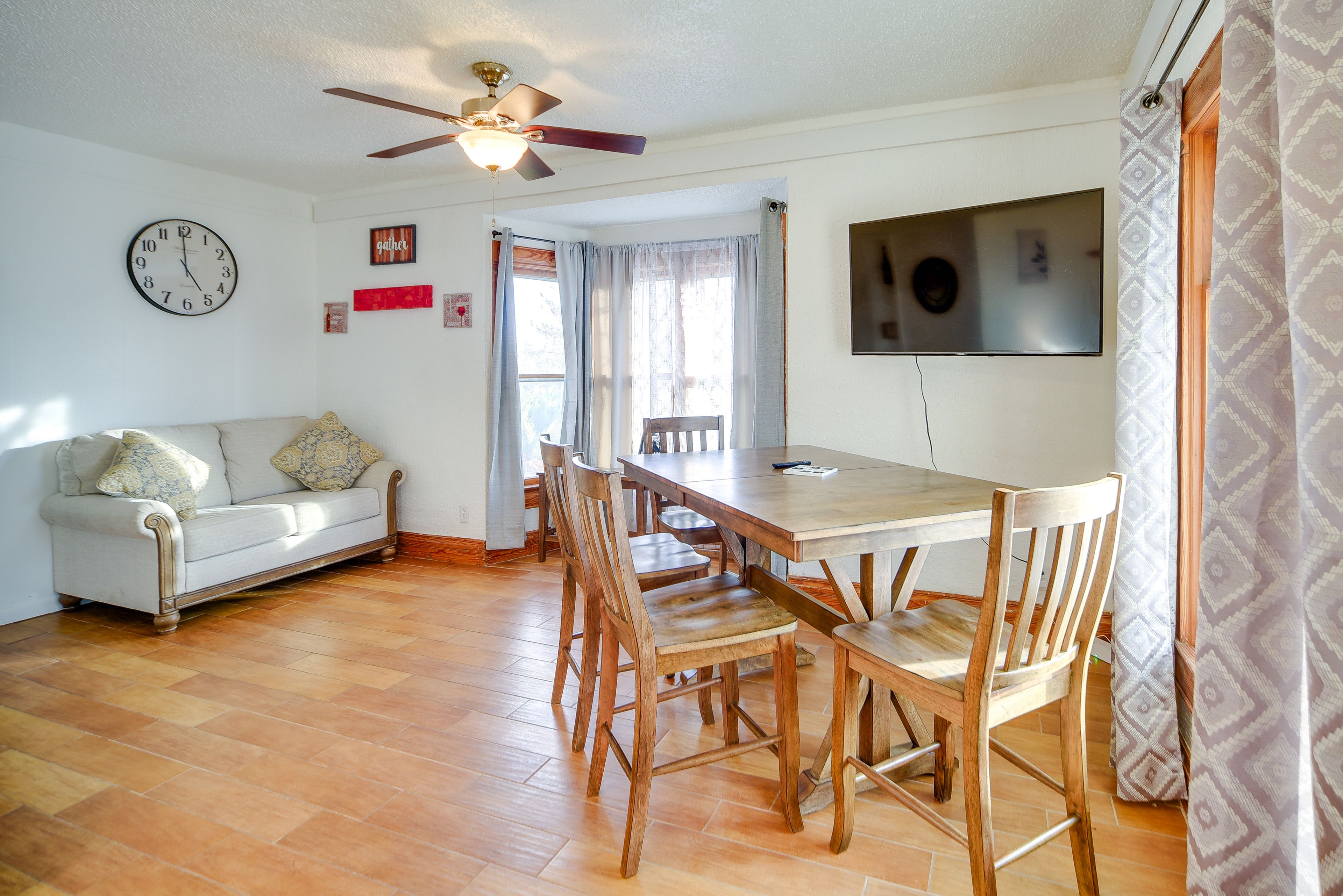 Living Room | Free WiFi | Central A/C & Heat | Smart TV | Dishware & Flatware