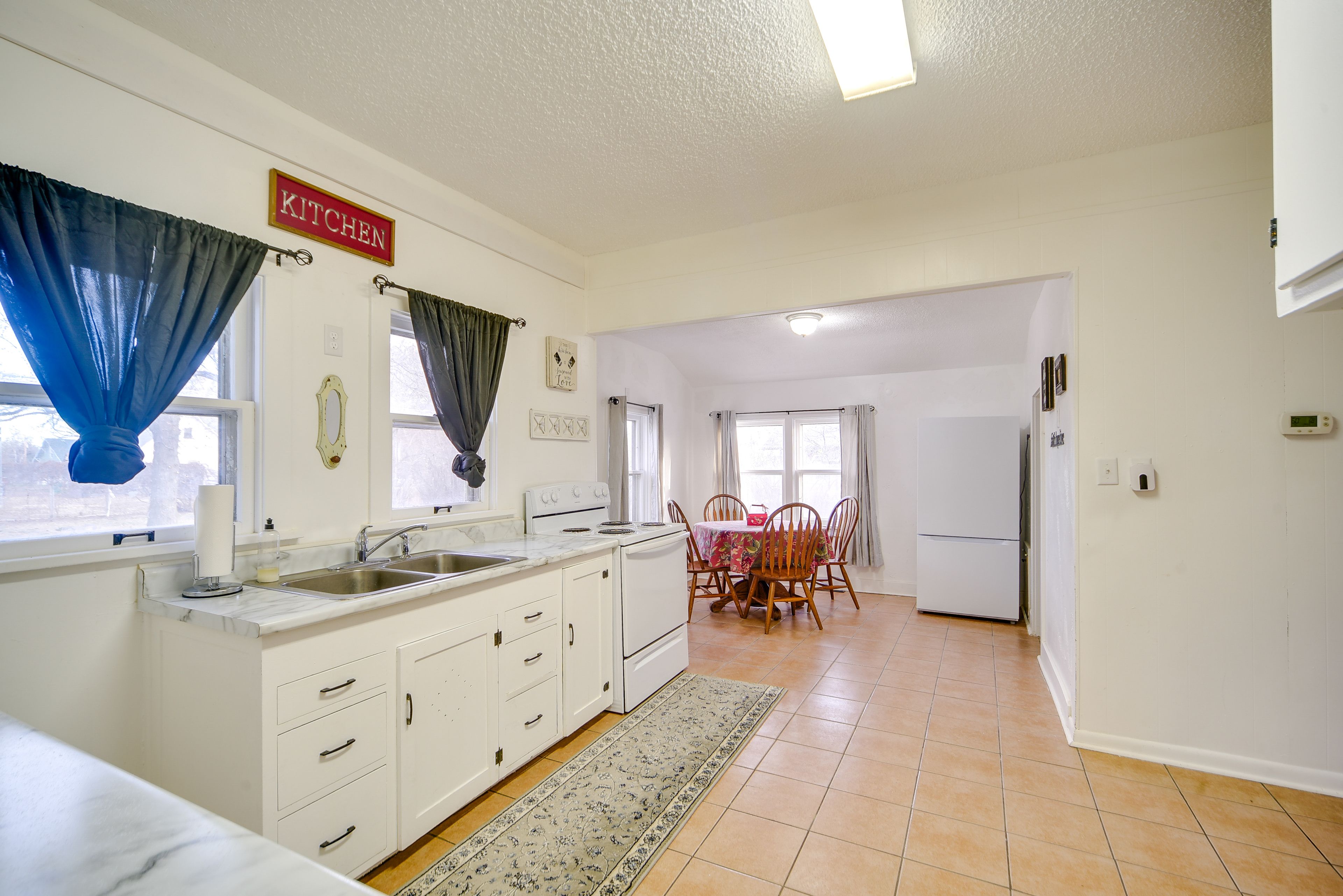 Eat-In Kitchen | Coffee Maker | Microwave | Trash Bags & Paper Towels