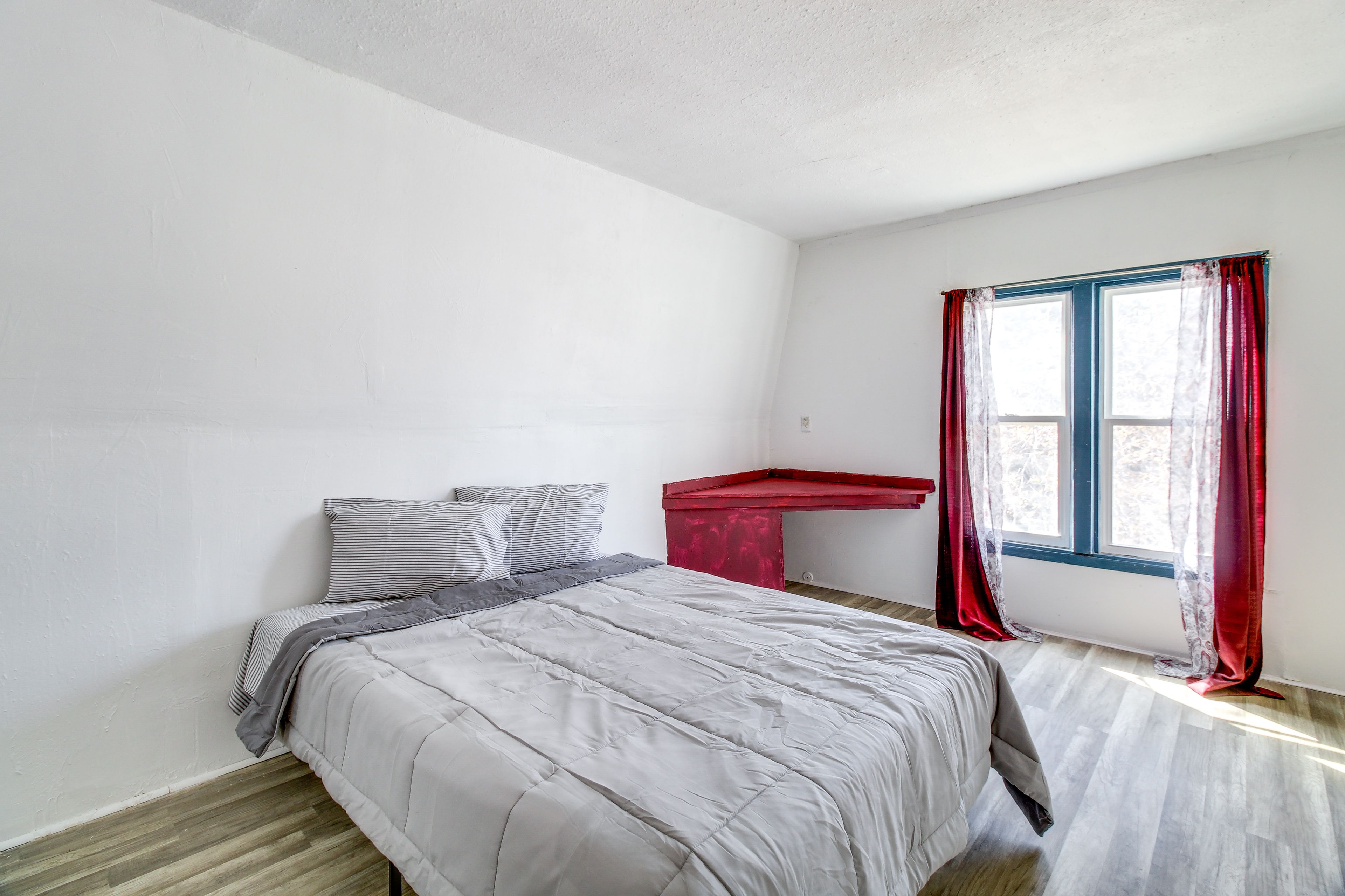 Bedroom 4 | Queen Bed