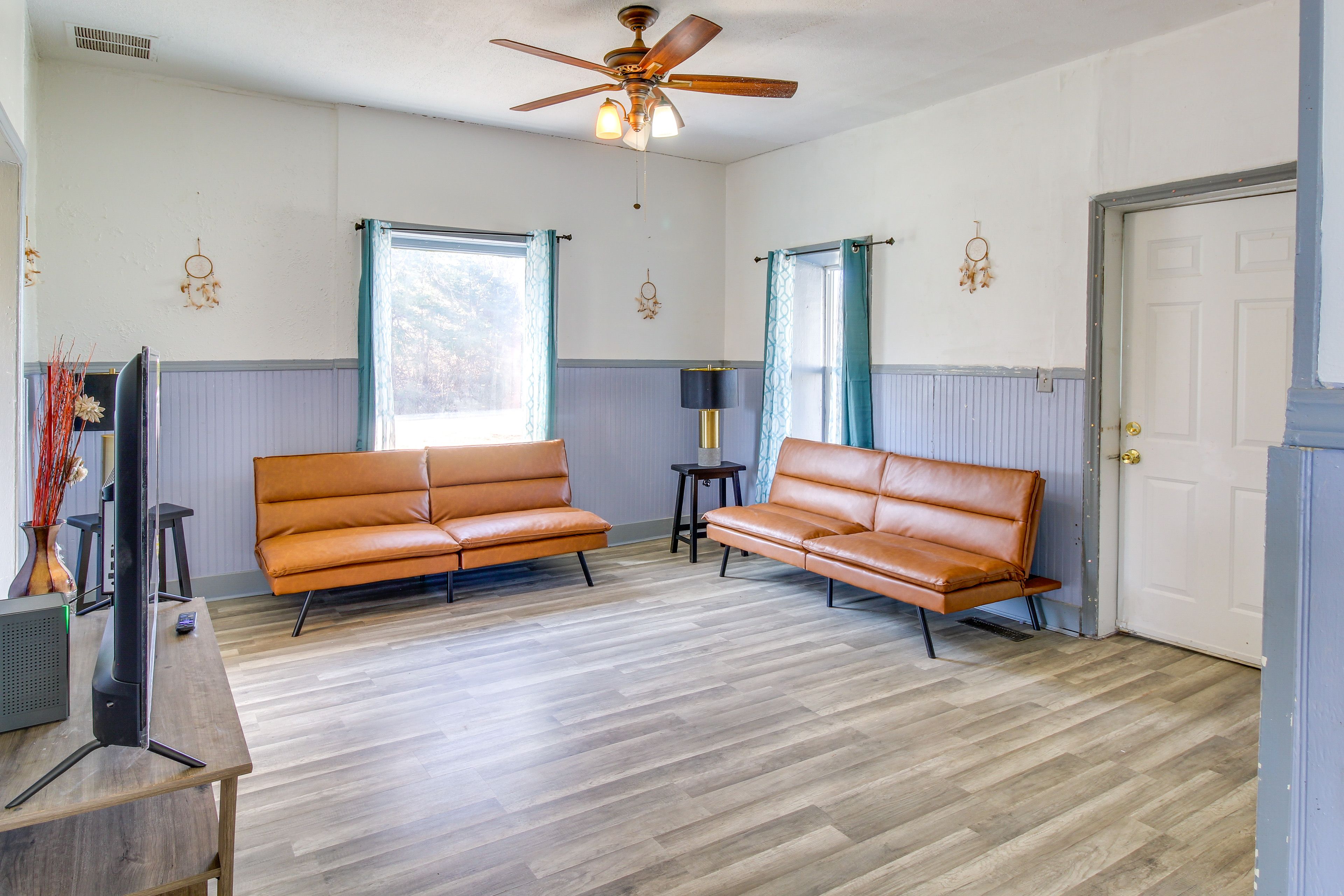 Living Area | Central A/C & Heat | Free WiFi | Smart TV