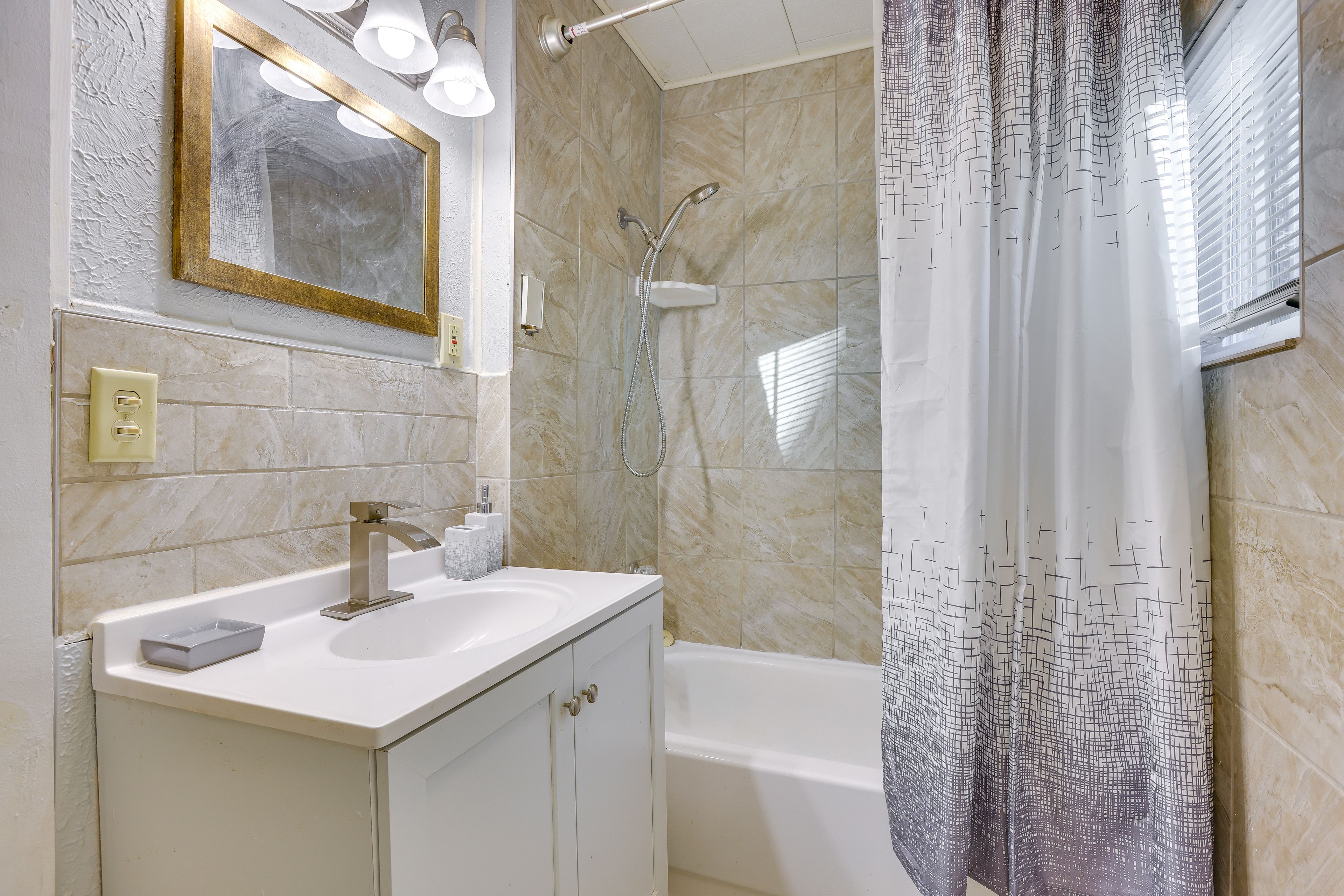 Full Bathroom | Complimentary Toiletries | 1st Floor