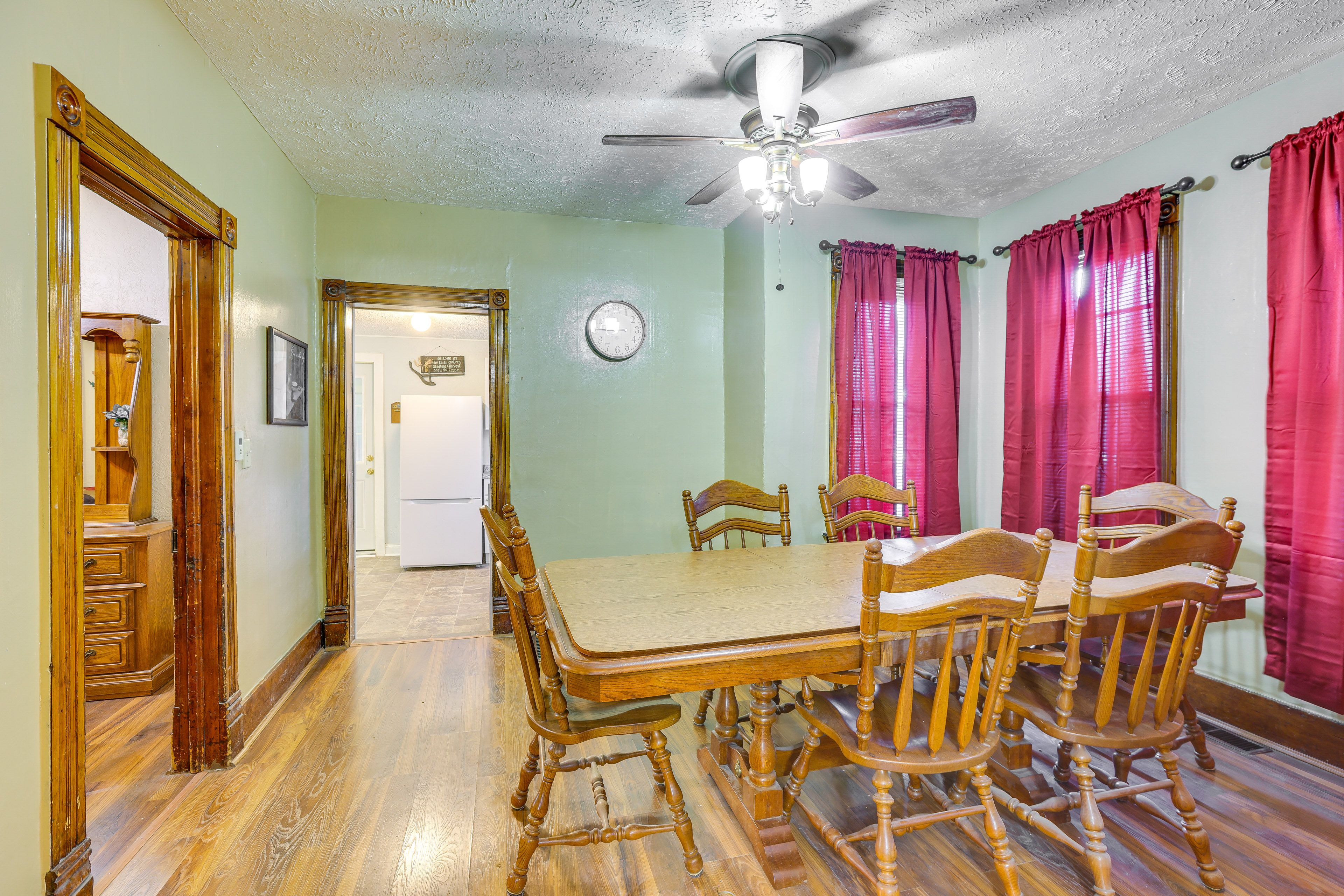 Dining Room | Central Air Conditioning/Heat | Free WiFi