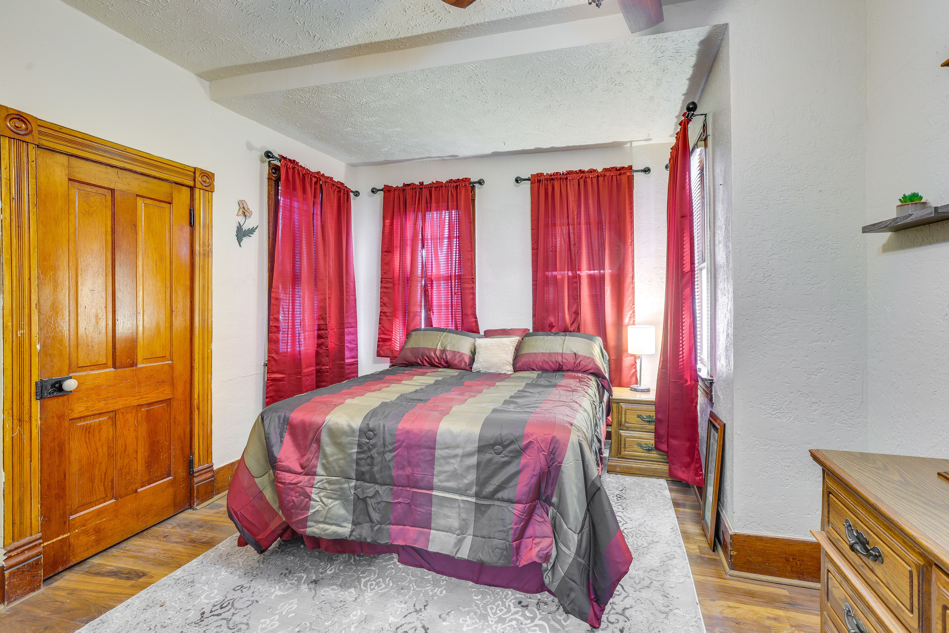 Bedroom 1 | King Bed | Ceiling Fan | 1st Floor