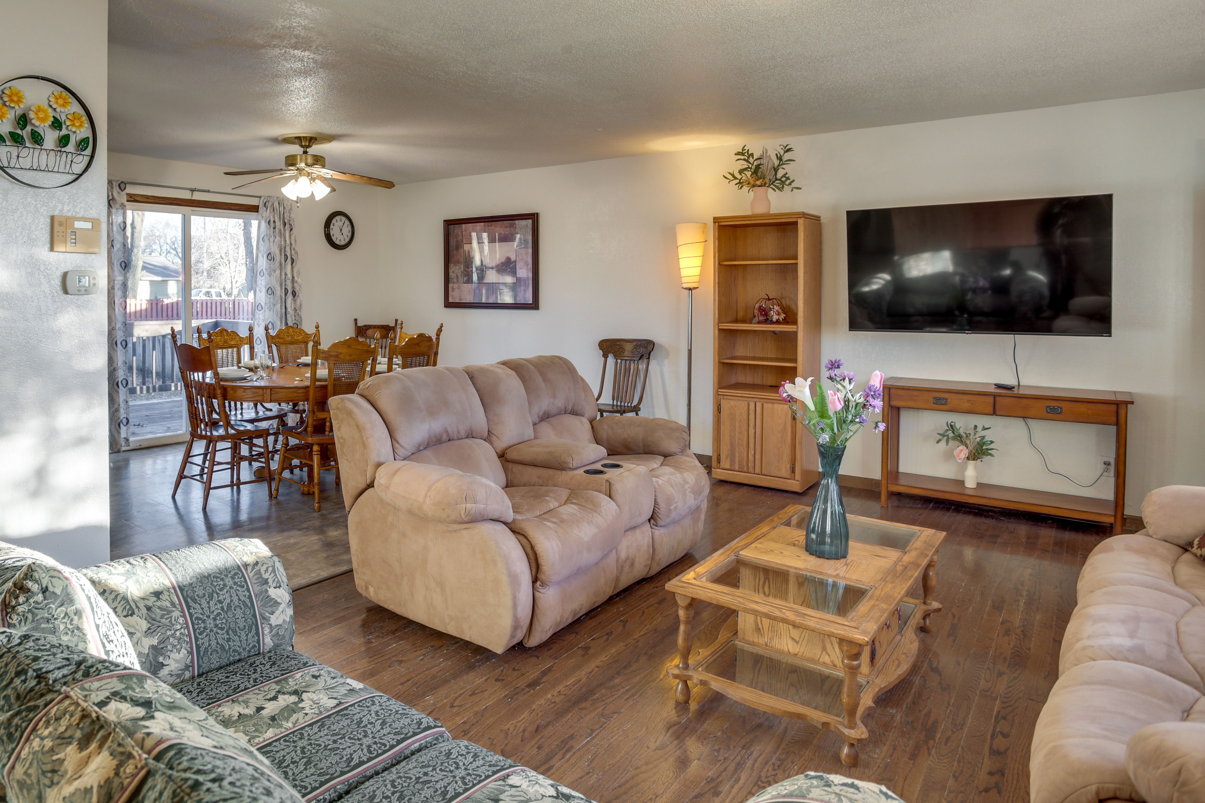 Living Area | Central A/C & Heat | Free WiFi | Smart TV