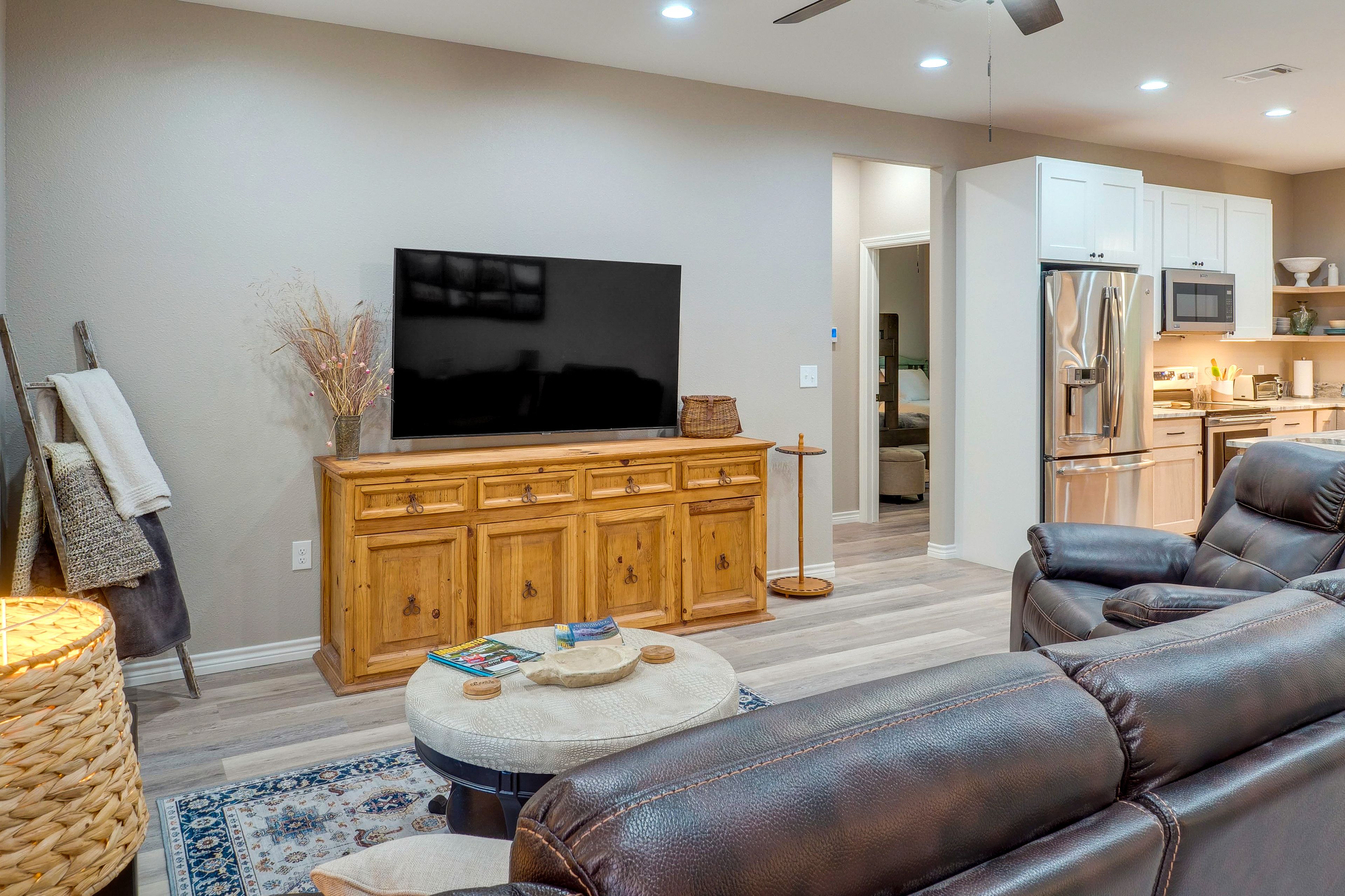 Living Room | Free Wifi | Central Heating & A/C | Smart TV