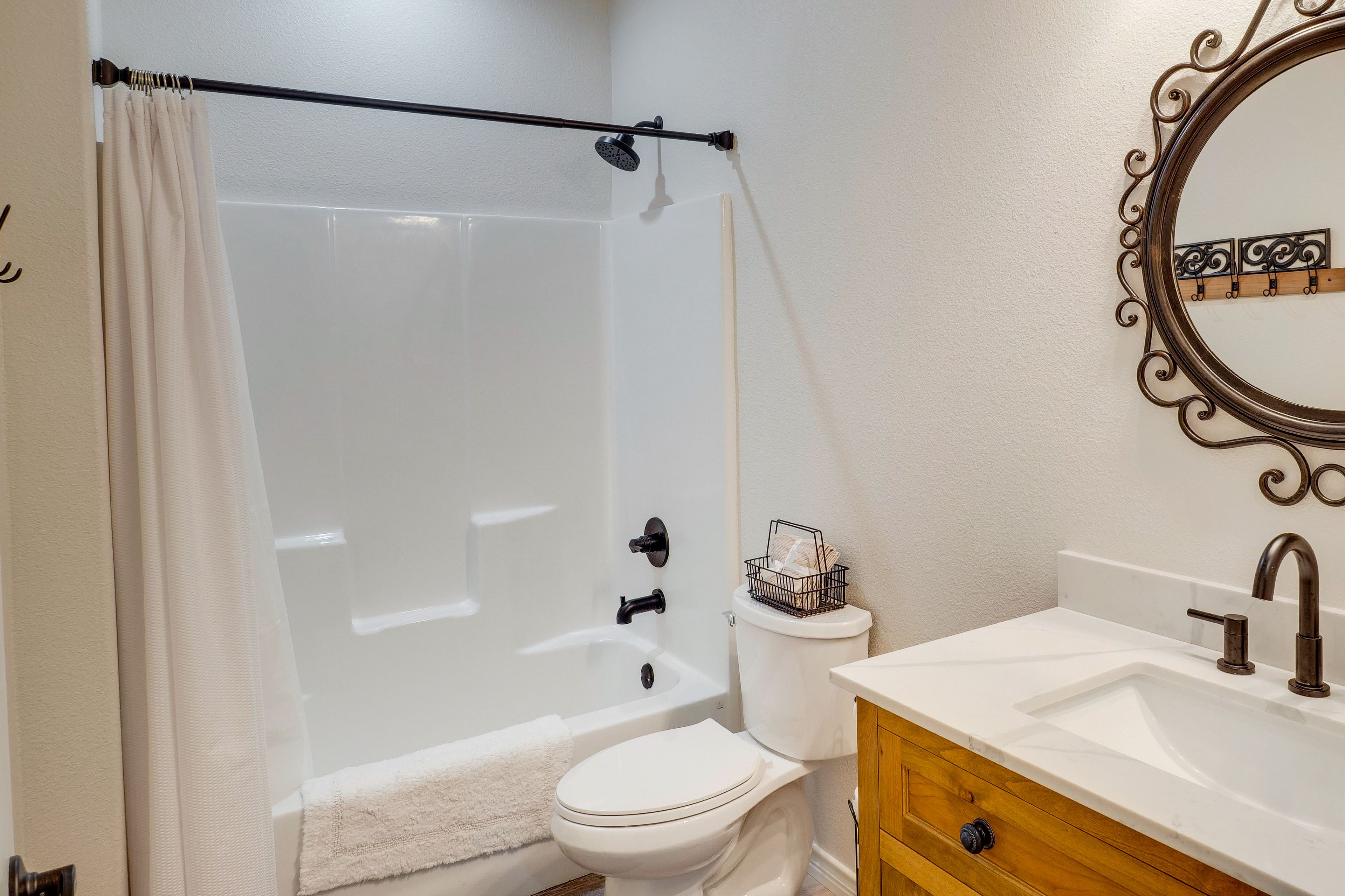 Full Bathroom | Towels Provided