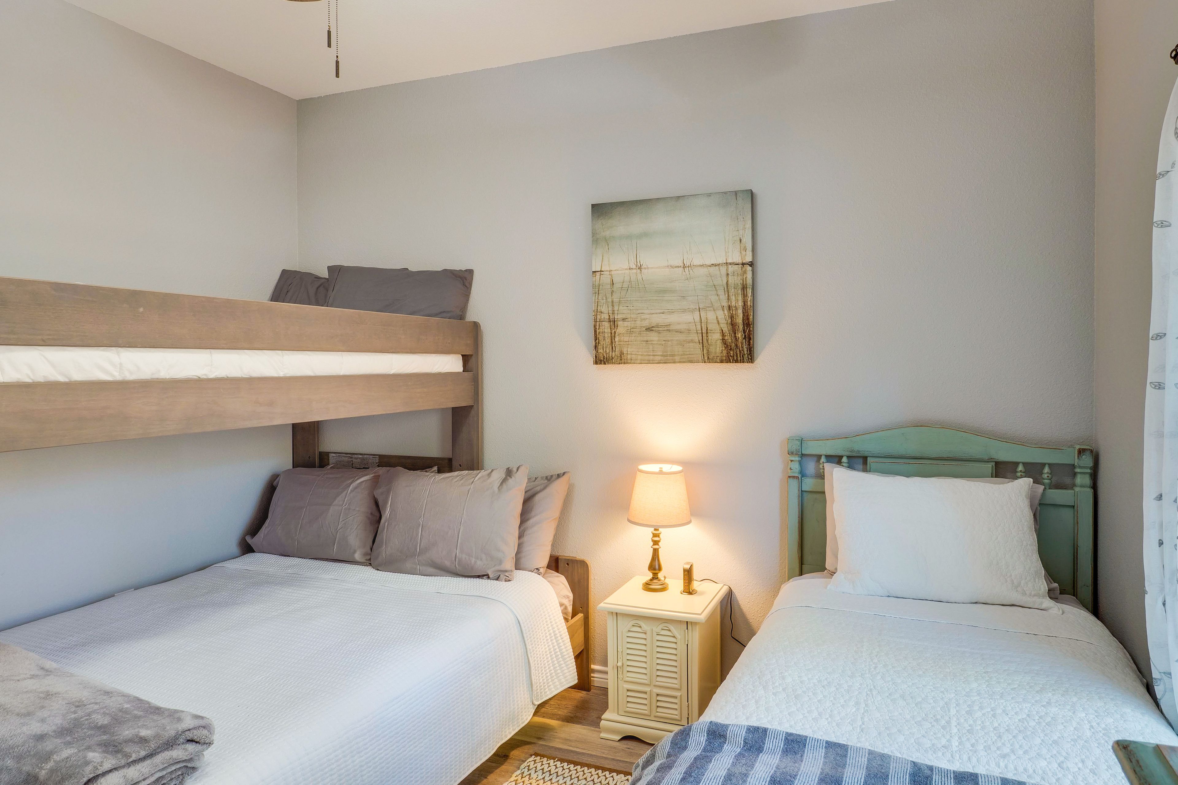 Bedroom 3 | Twin/Queen Bunk Bed | Twin Bed