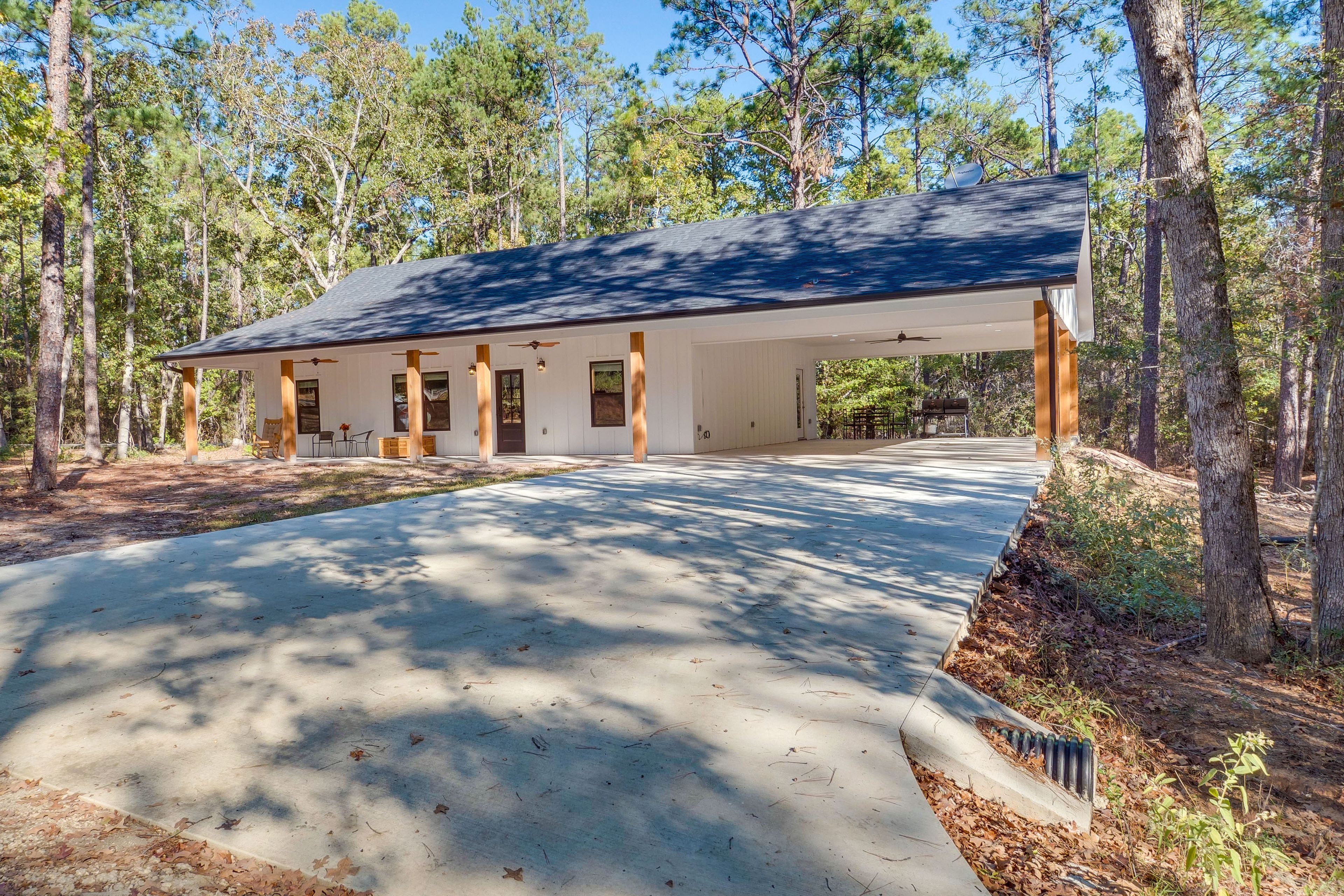 Brookeland Vacation Rental | 3BR | 2BA | 1,400 Sq Ft | Small Step for Entry