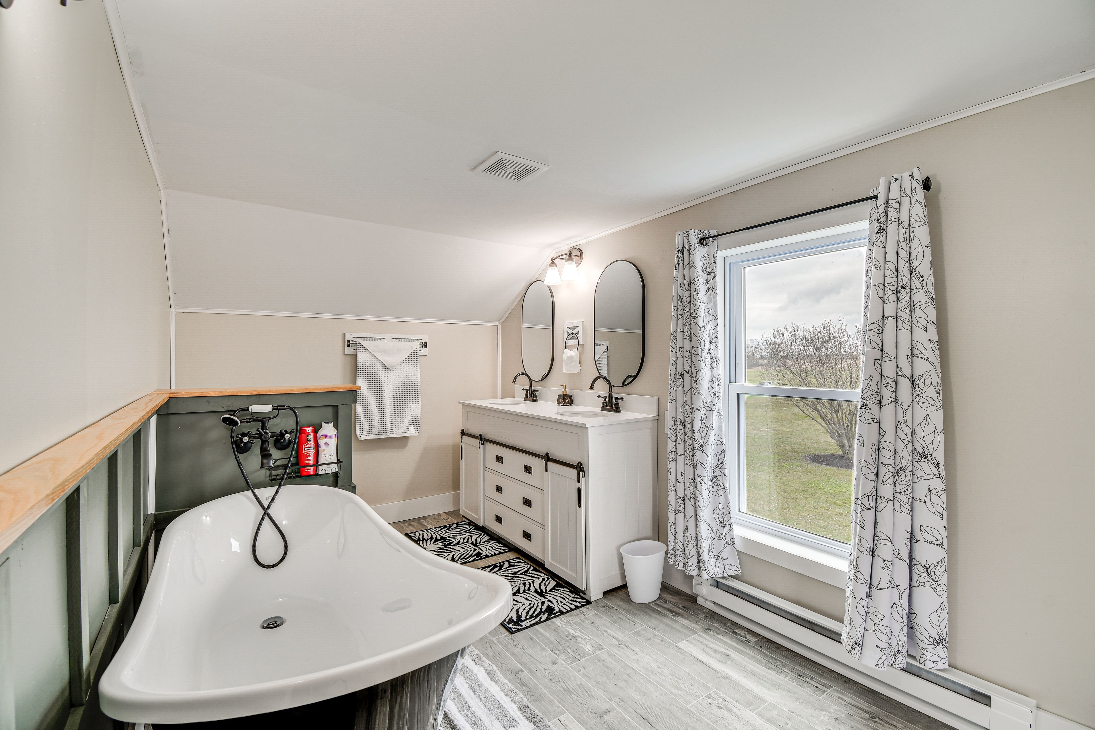 Full Bathroom | Towels Provided | Complimentary Toiletries | 2nd Floor
