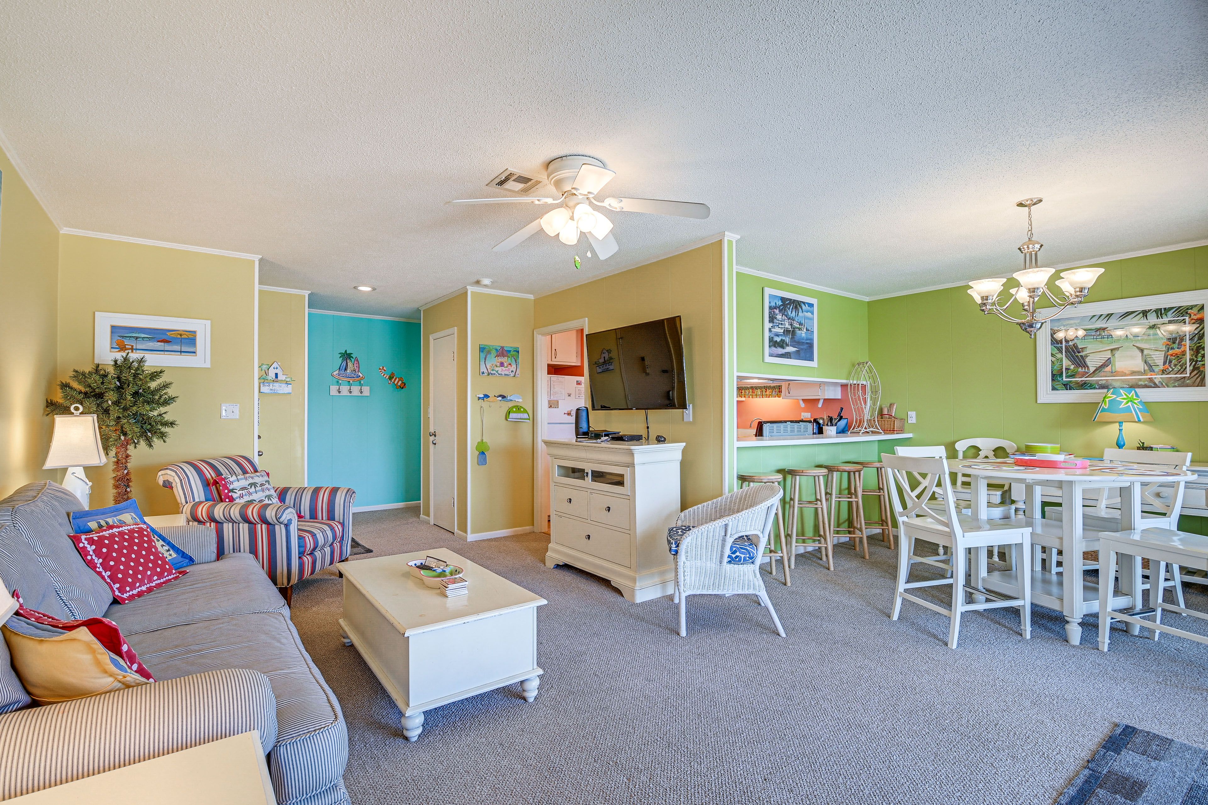Living Room | Free WiFi | Smart TV | Central A/C & Heating