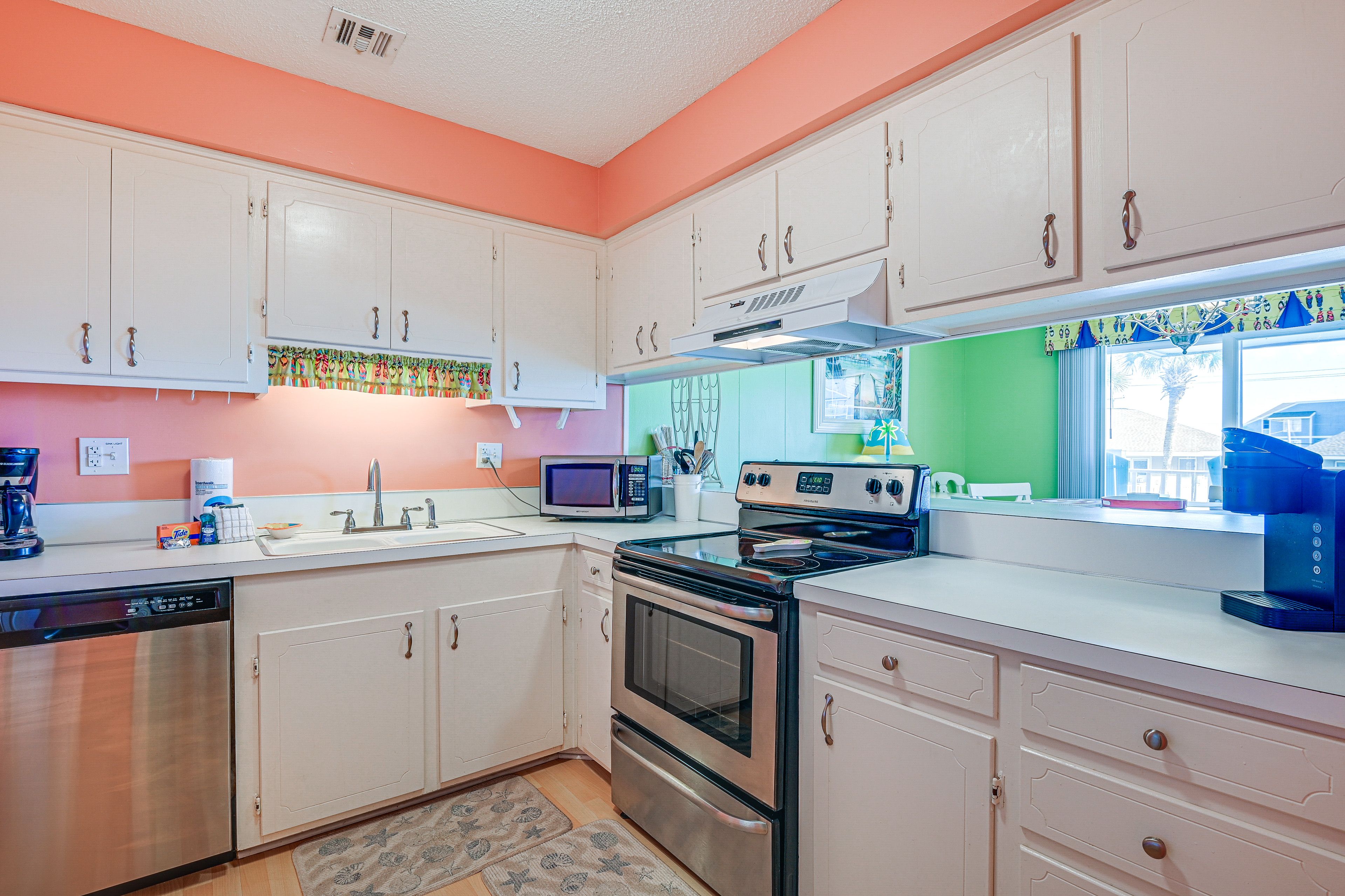 Kitchen | Cooking Basics | Coffee Maker | Trash Bags & Paper Towels Provided