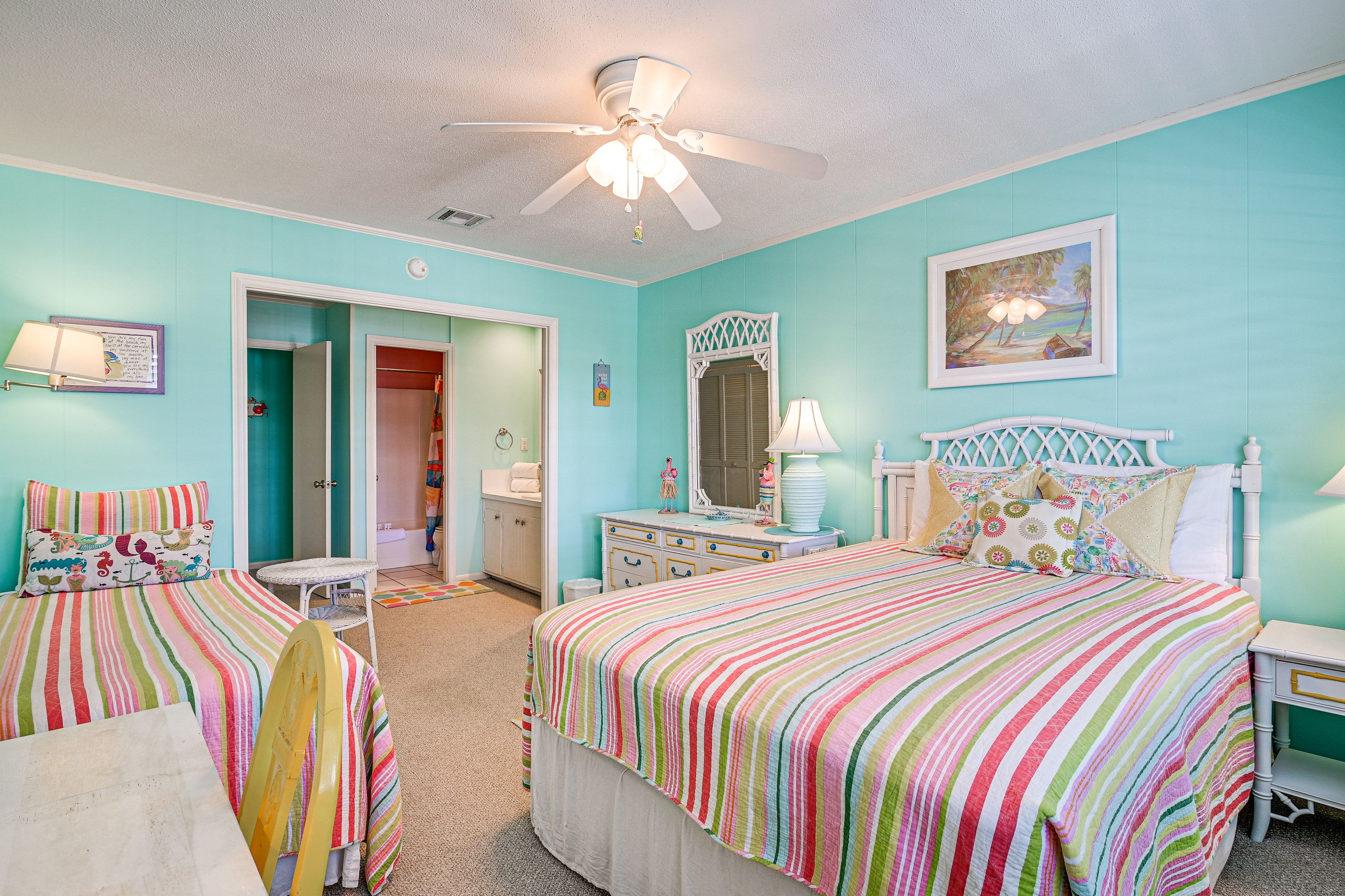 Bedroom 1 | Queen Bed | Twin Bed | Smart TV | Linens Provided