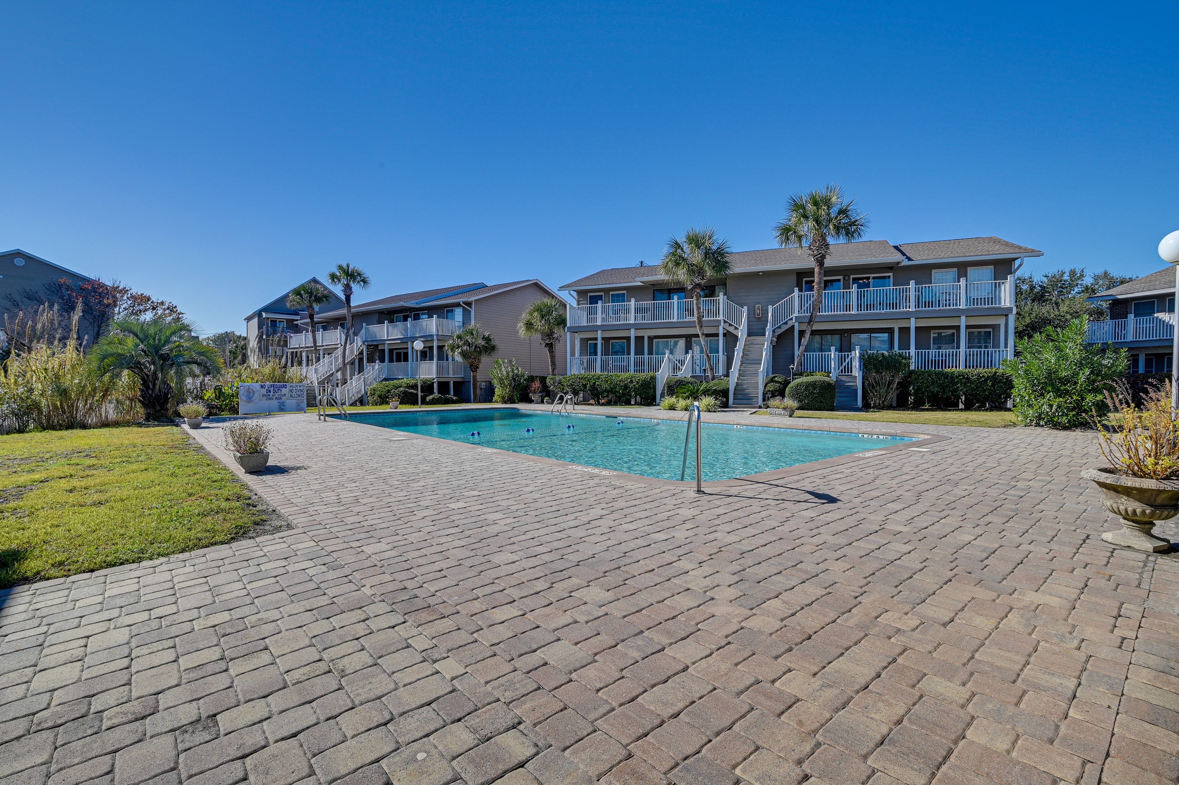 Community Amenities | Outdoor Pool
