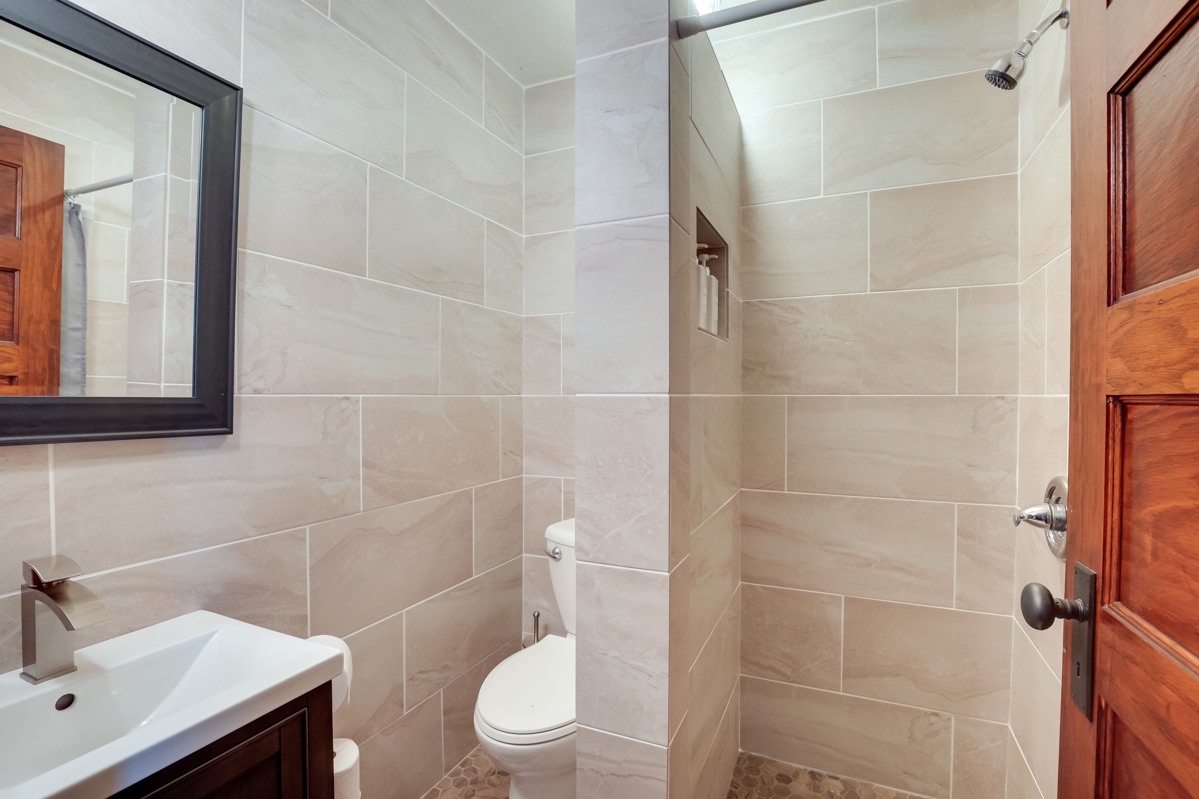 Full Bathroom | Complimentary Toiletries