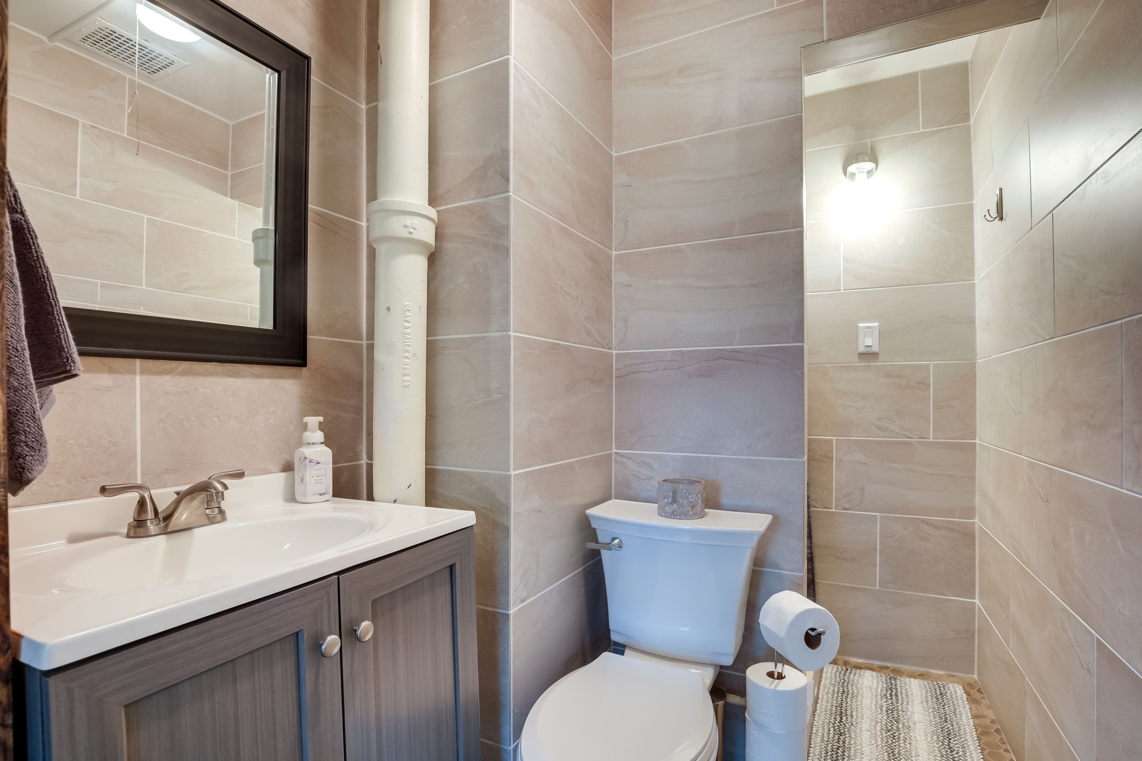 Full Bathroom | Towels Provided