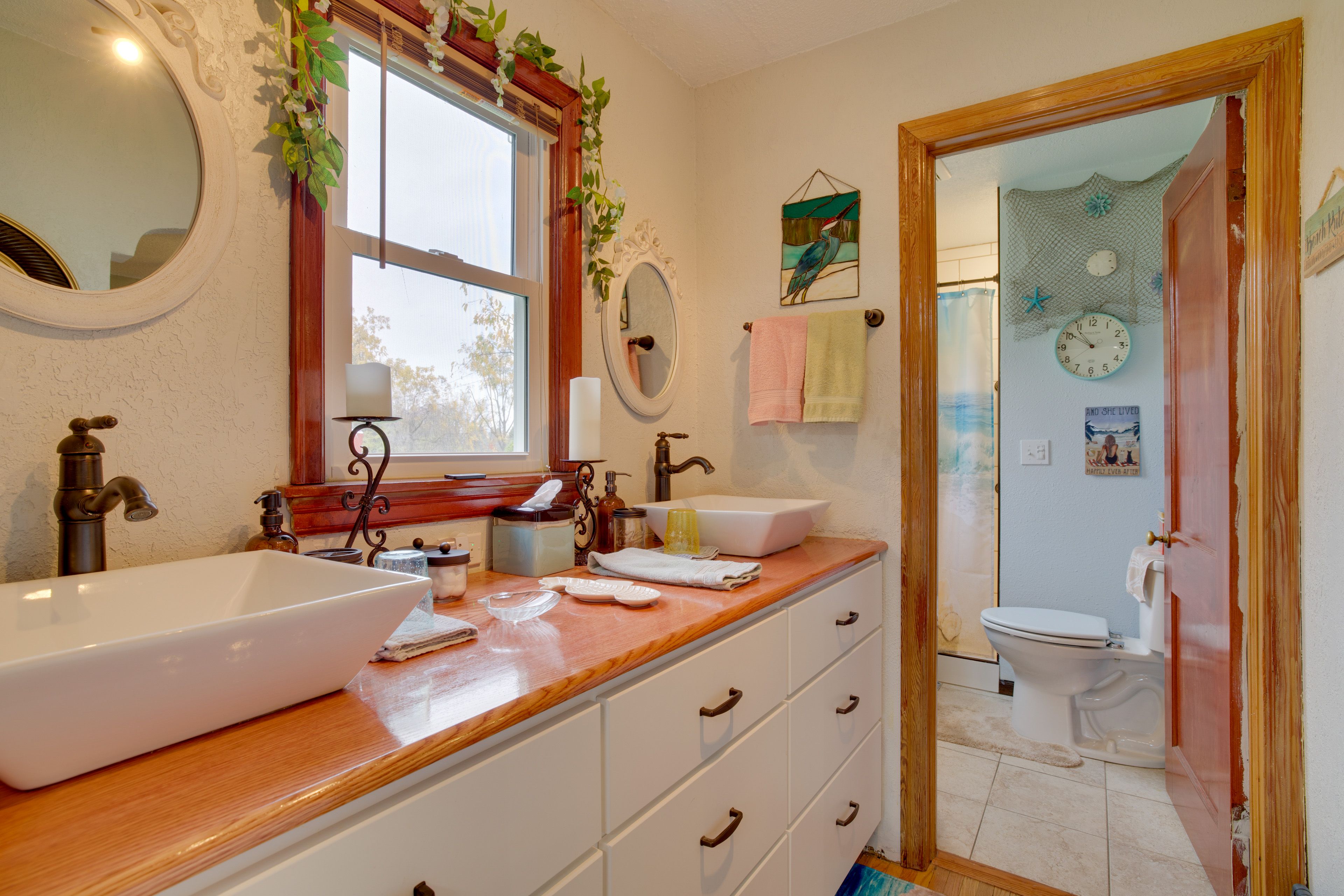 Full Bathroom | 1st Floor | Hair Dryer | Grab Rails