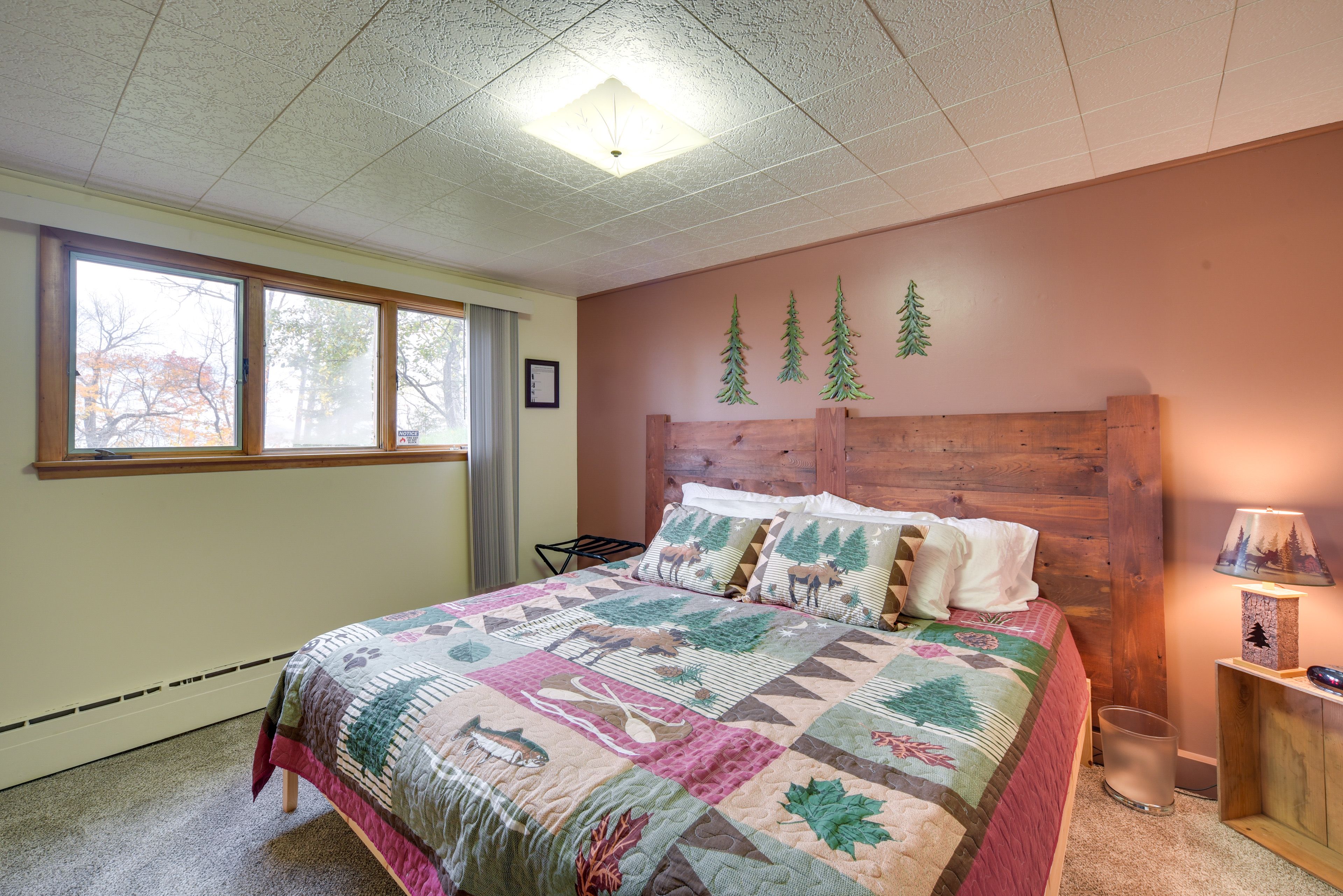 Bedroom | King Bed | Linens Provided
