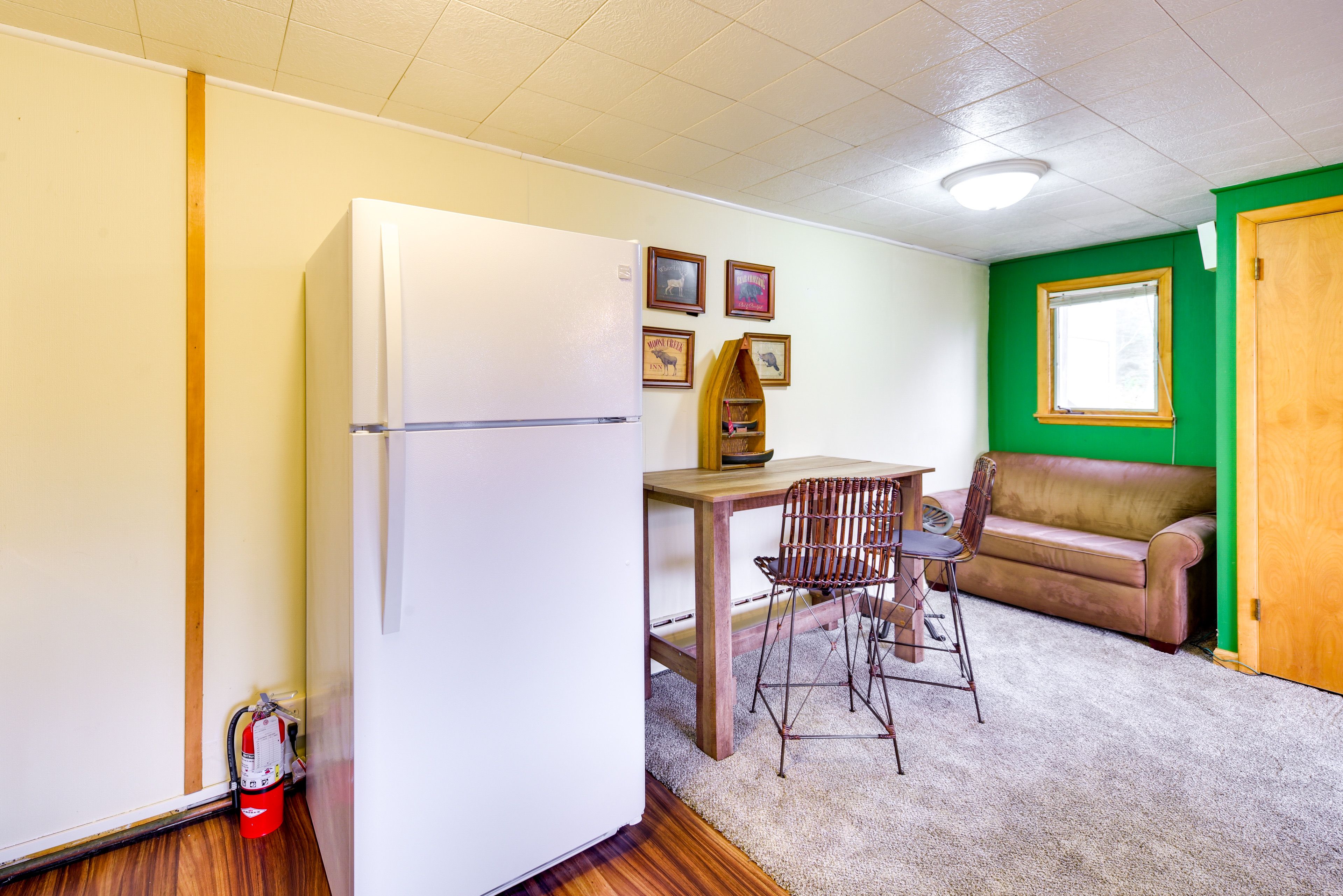 Dining Area | Dishware/Flatware Provided