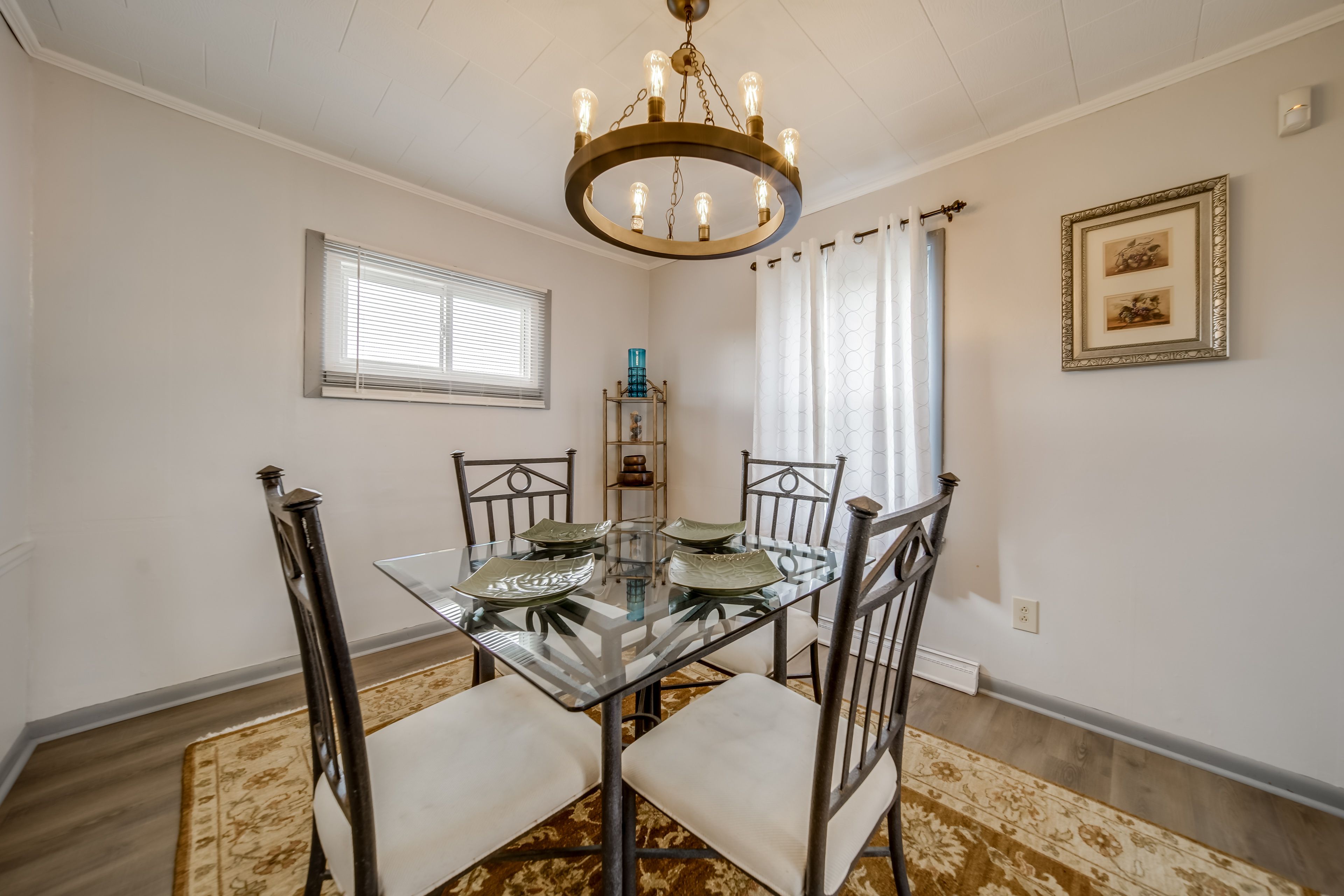 Dining Area | Dishware & Flatware Provided