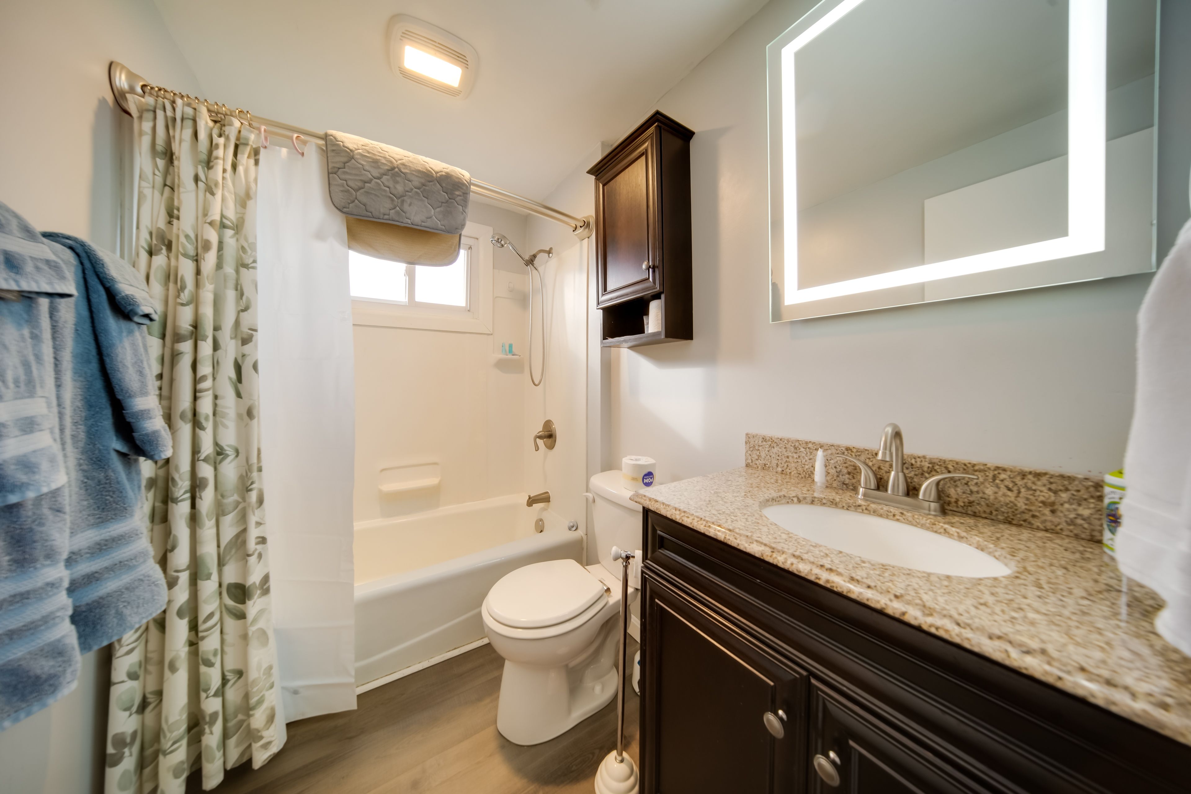 Full Bathroom | Towels Provided