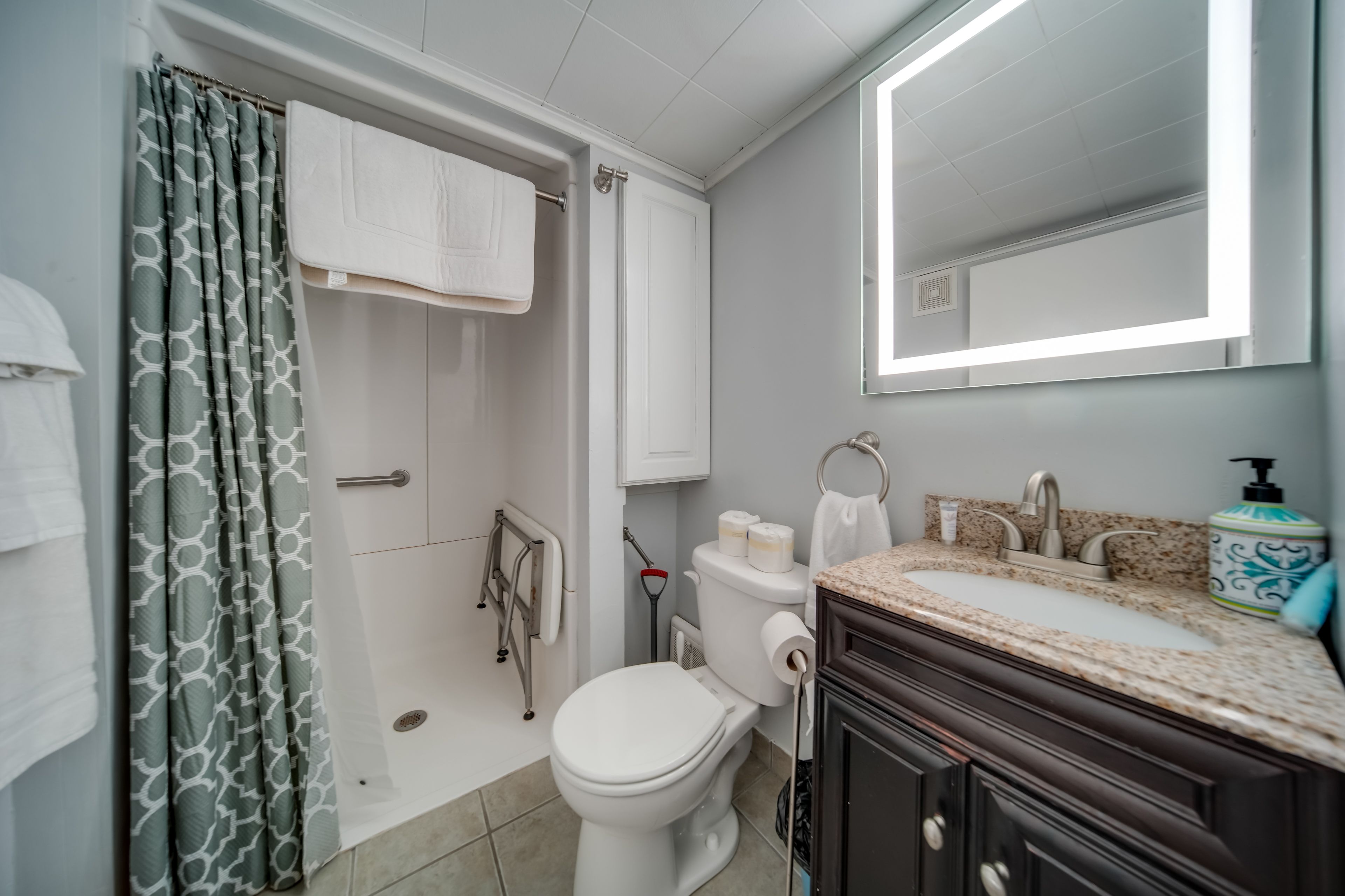 Full Bathroom | Roll-In Shower | Complimentary Toiletries