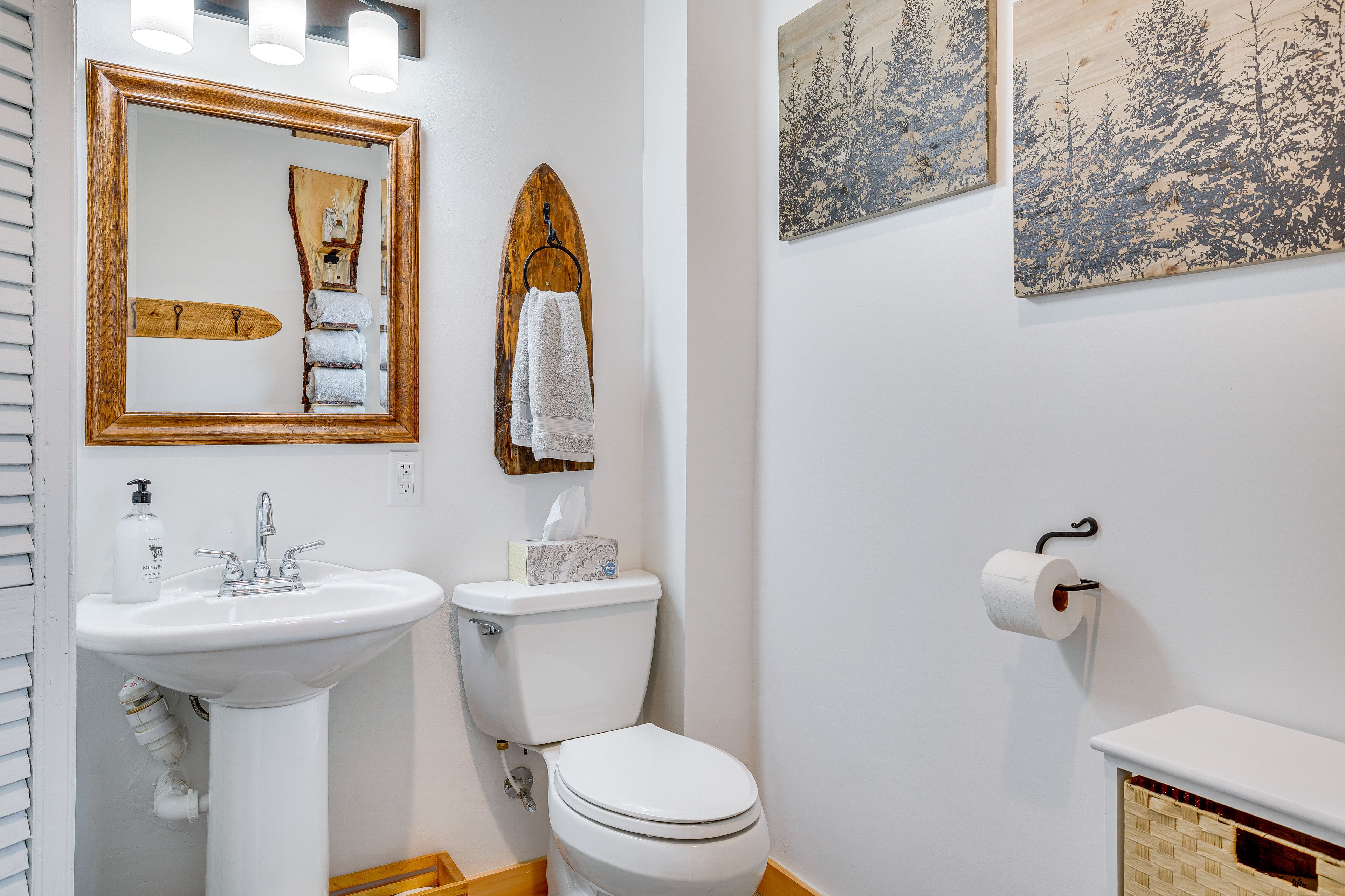 Full Bathroom | Towels Provided | Complimentary Toiletries