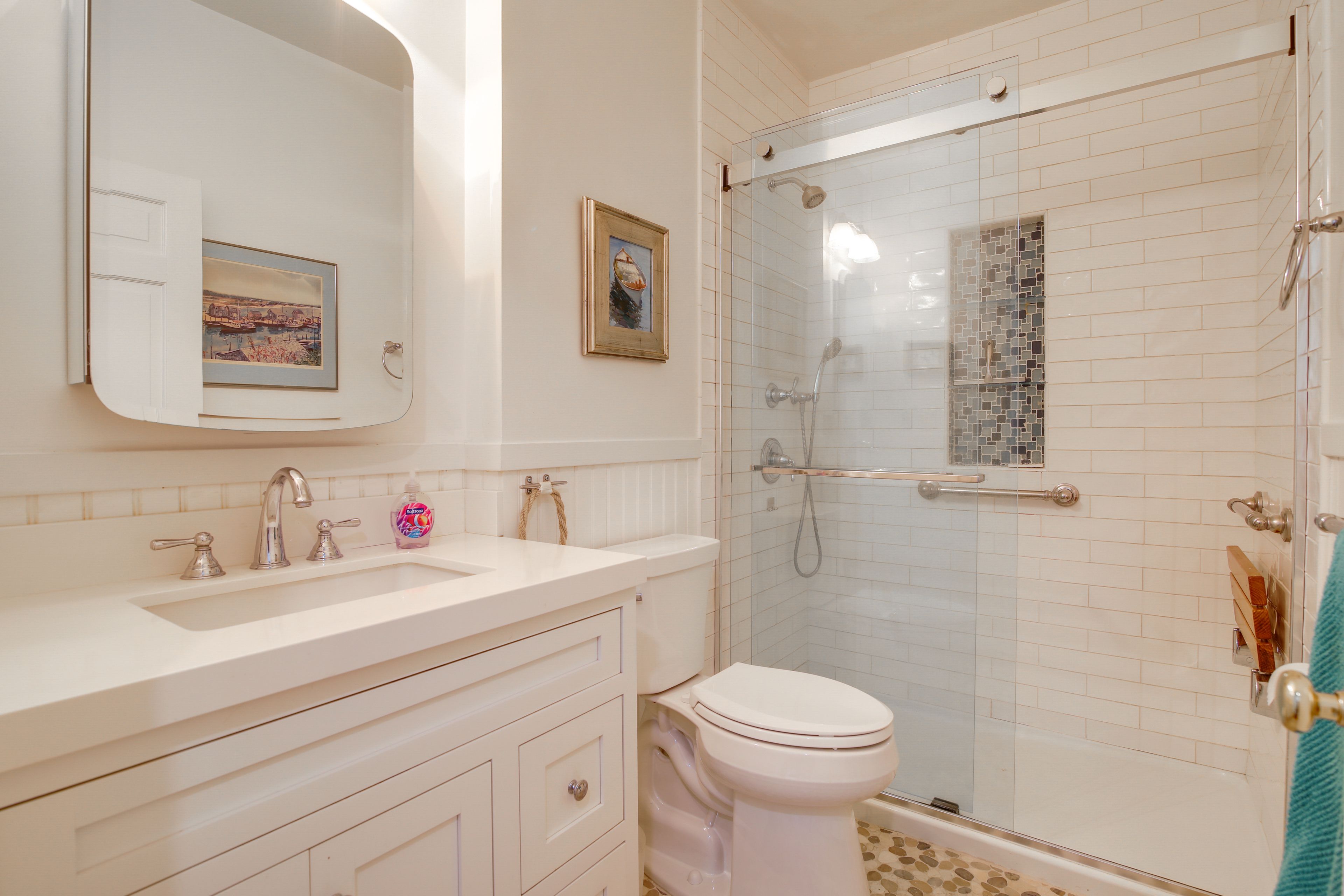 Full Bathroom | Towels Provided | Complimentary Toiletries