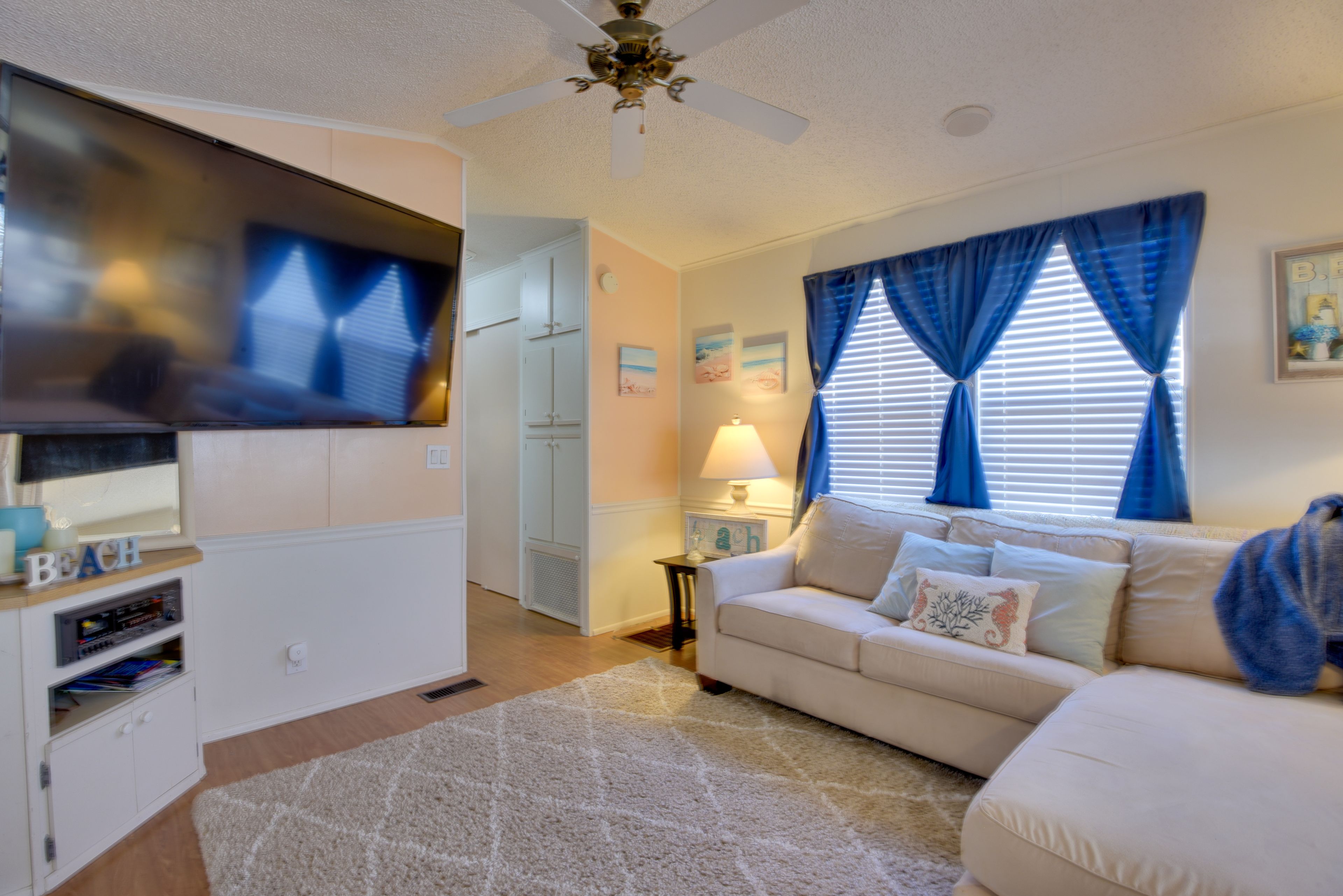 Living Room | Free WiFi | Smart TV | Central Heating & A/C