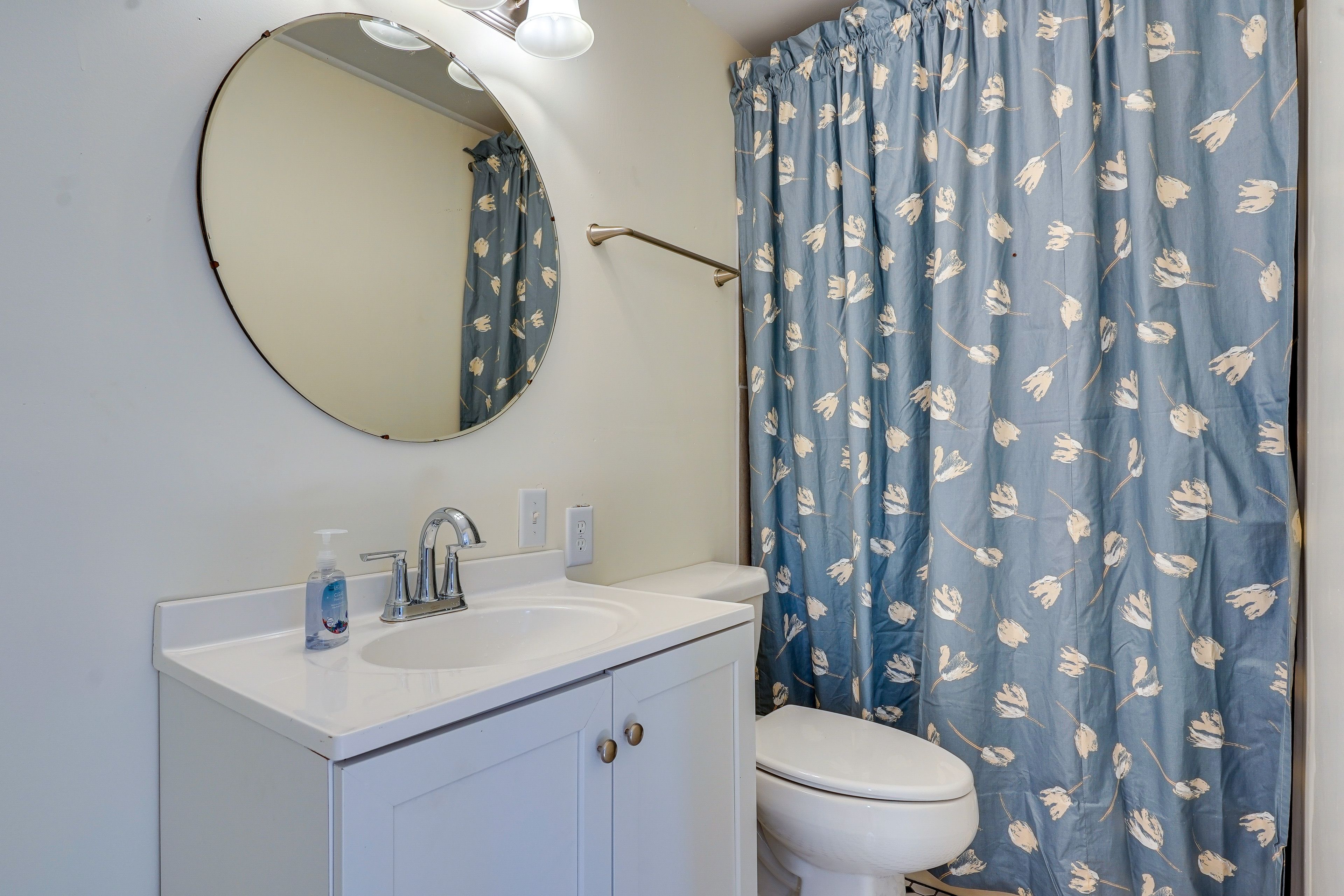 Full Bathroom | Complimentary Toiletries | Towels Provided | 2nd Floor