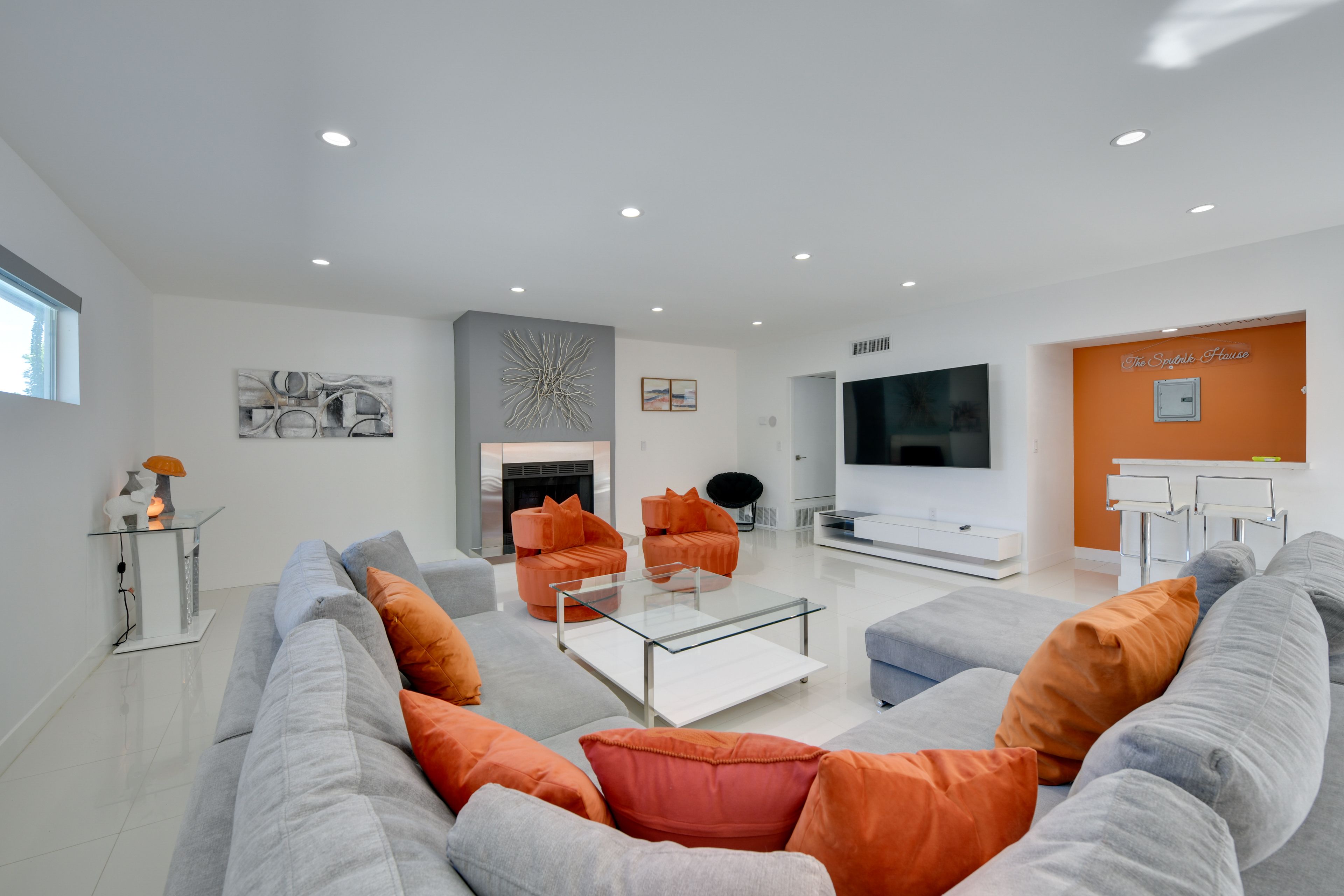 Living Area | Central A/C | Free WiFi | Smart TV | Fireplace