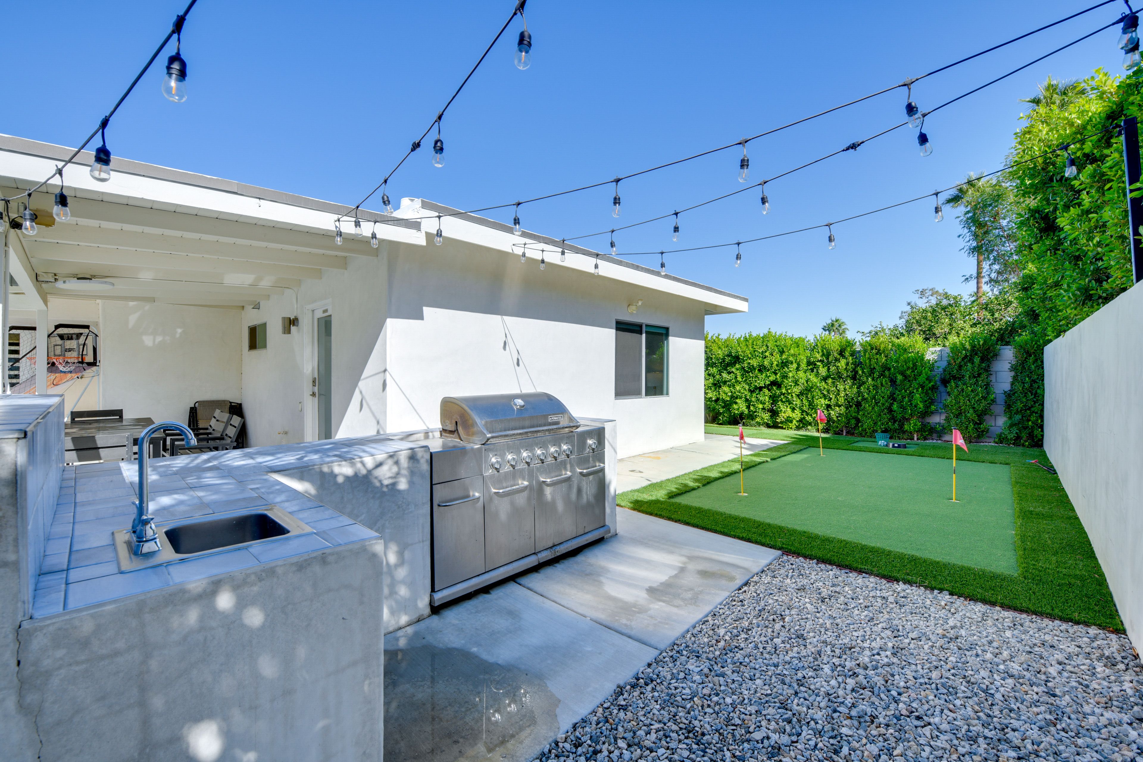 Outdoor Kitchen | Gas Grill | Putting Green