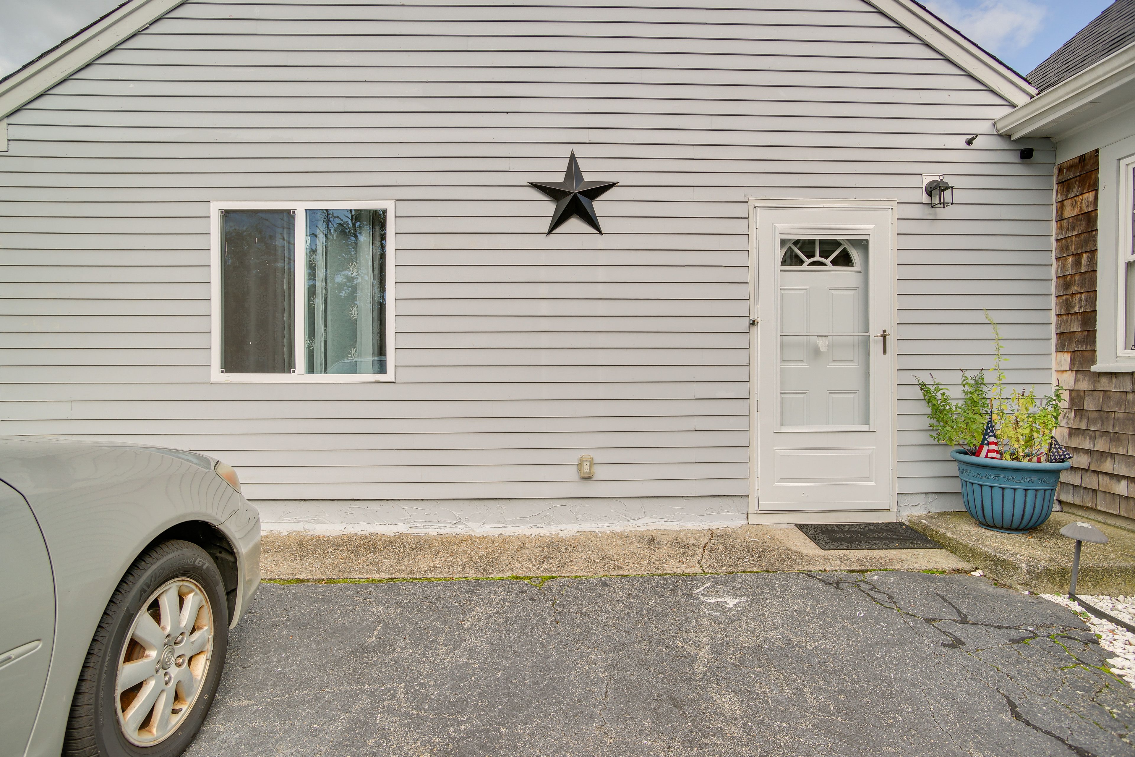 Front Entry | 6 Exterior Security Cameras