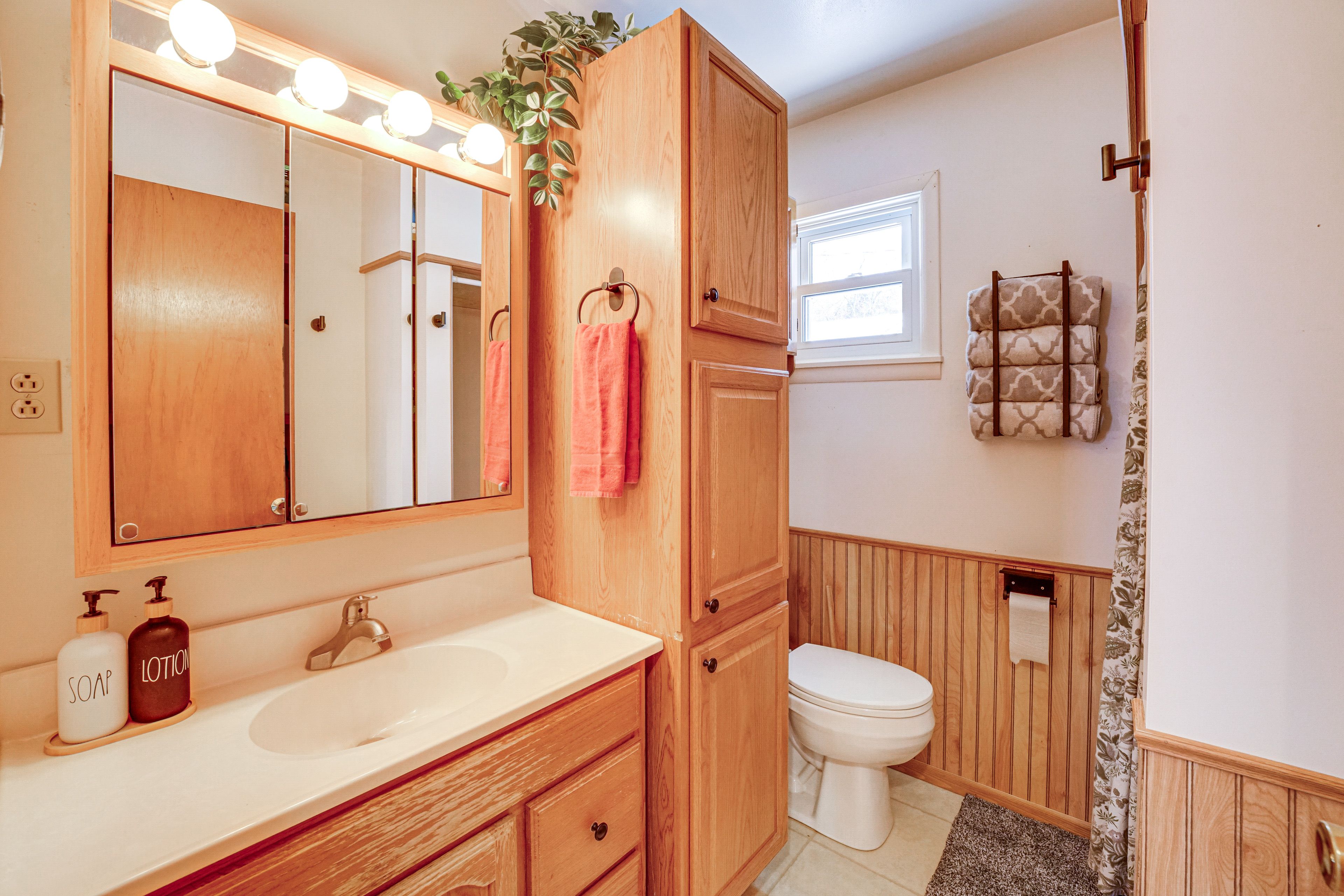 Full Bathroom | Towels Provided | Complimentary Toiletries
