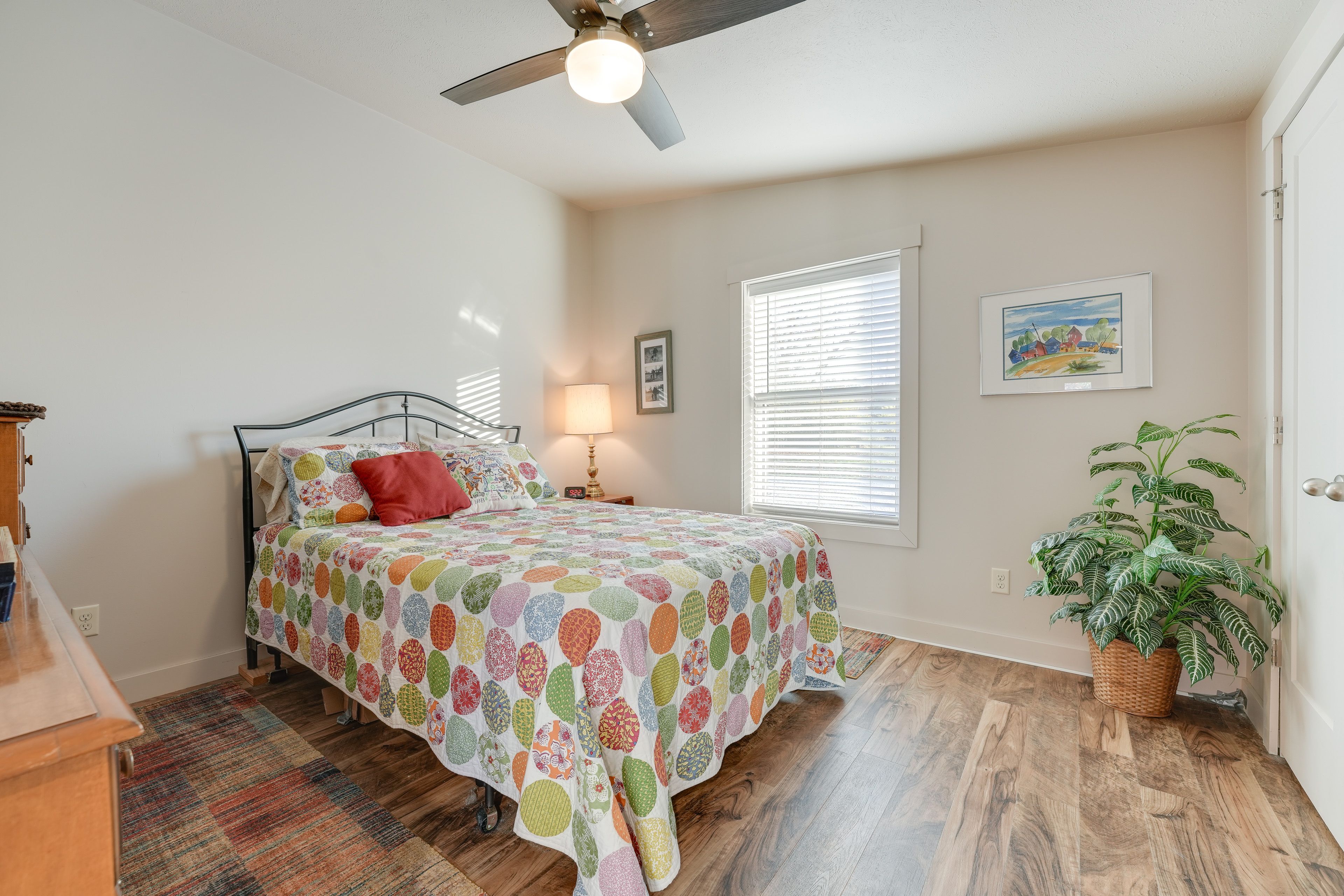 Bedroom | Queen Bed