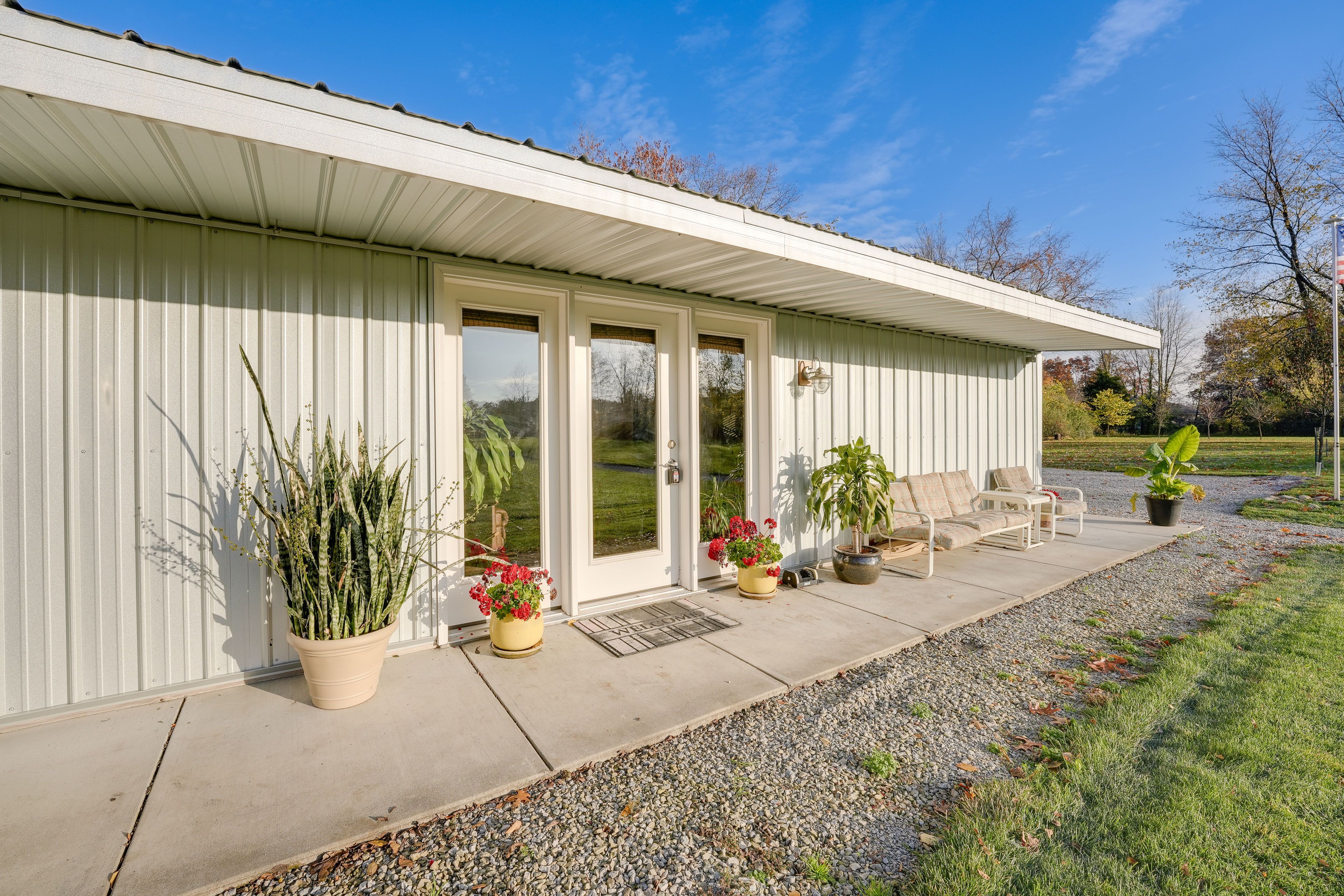 Apartment Exterior | Furnished Porch