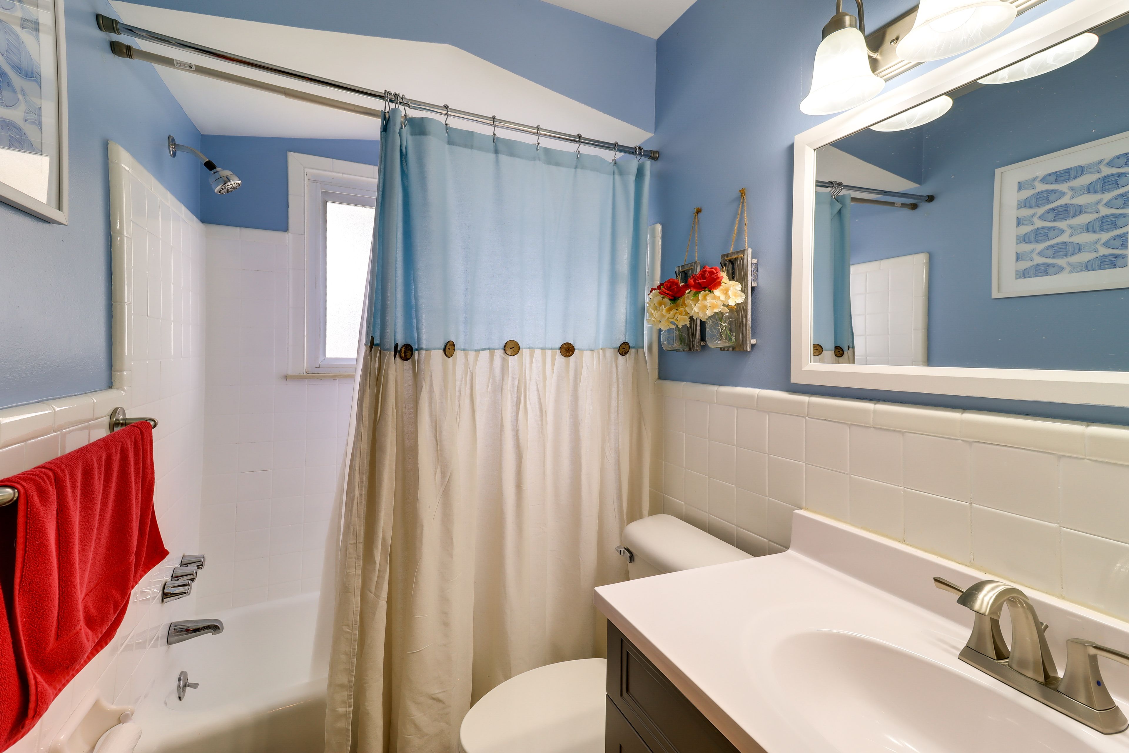 Full Bathroom | Complimentary Toiletries | 1st Floor