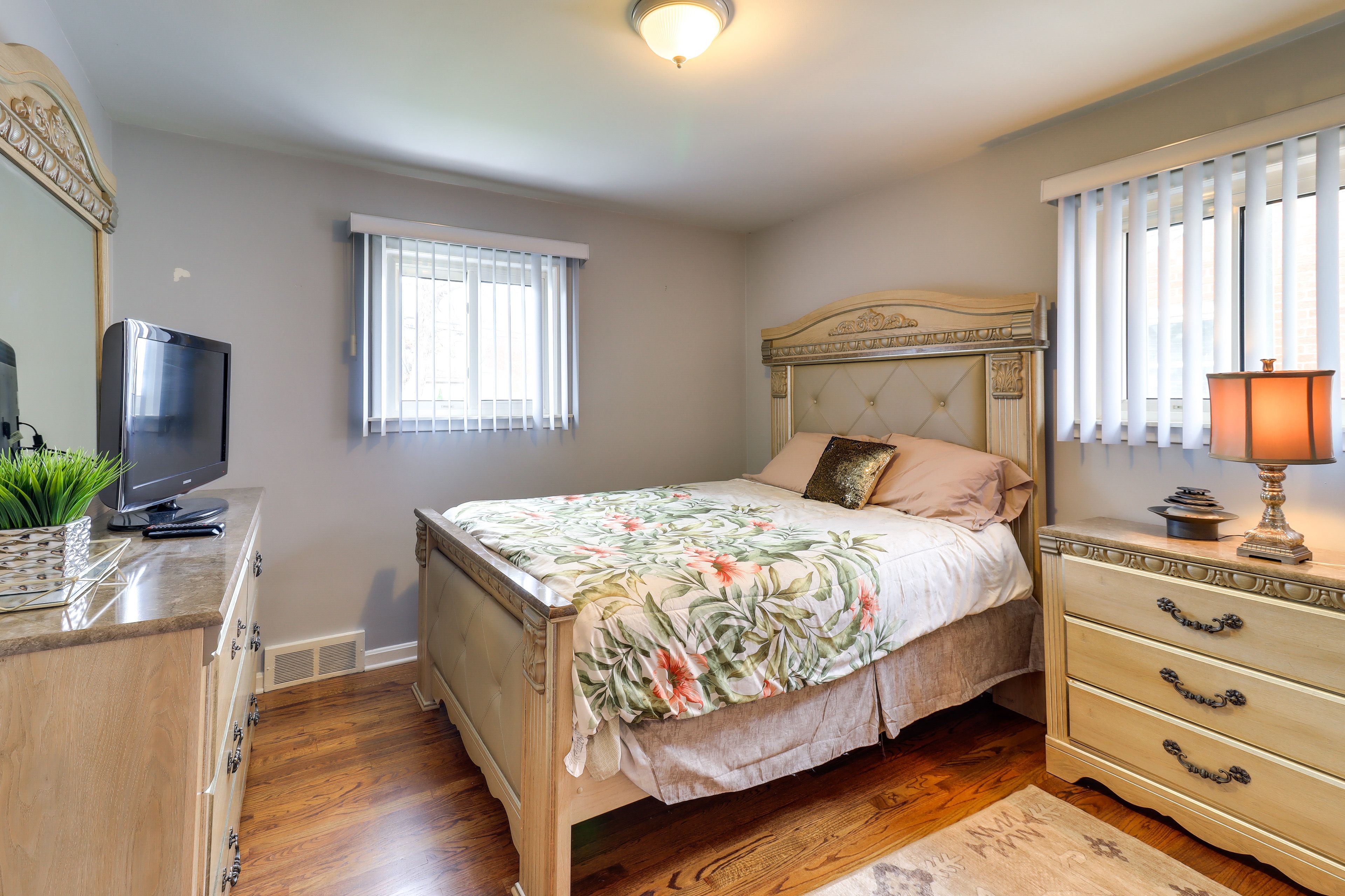 Bedroom 1 | Queen Bed | Smart TV | 1st Floor