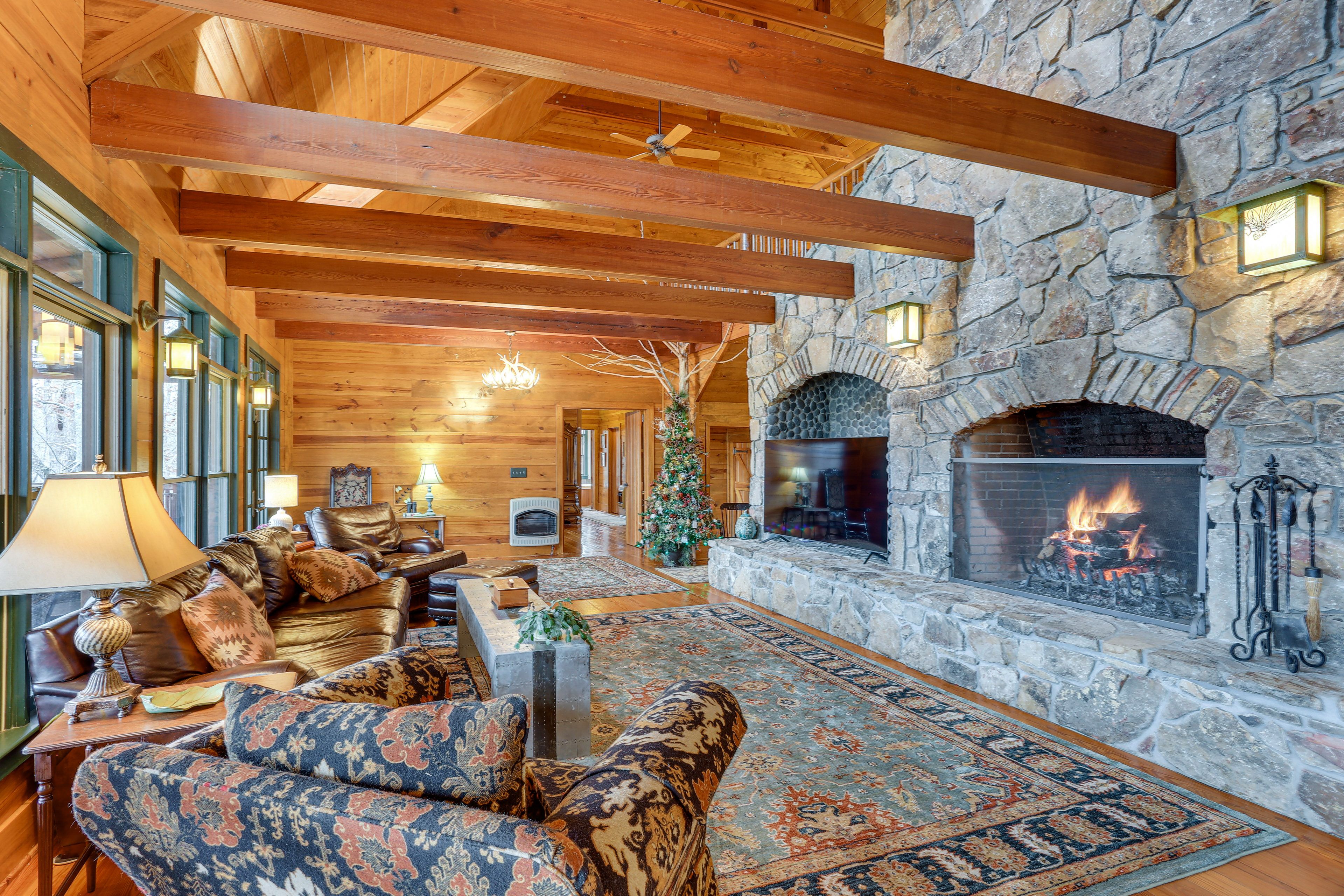 Living Room | 1st Floor | Wood-Burning Fireplace | Smart TV | Free WiFi