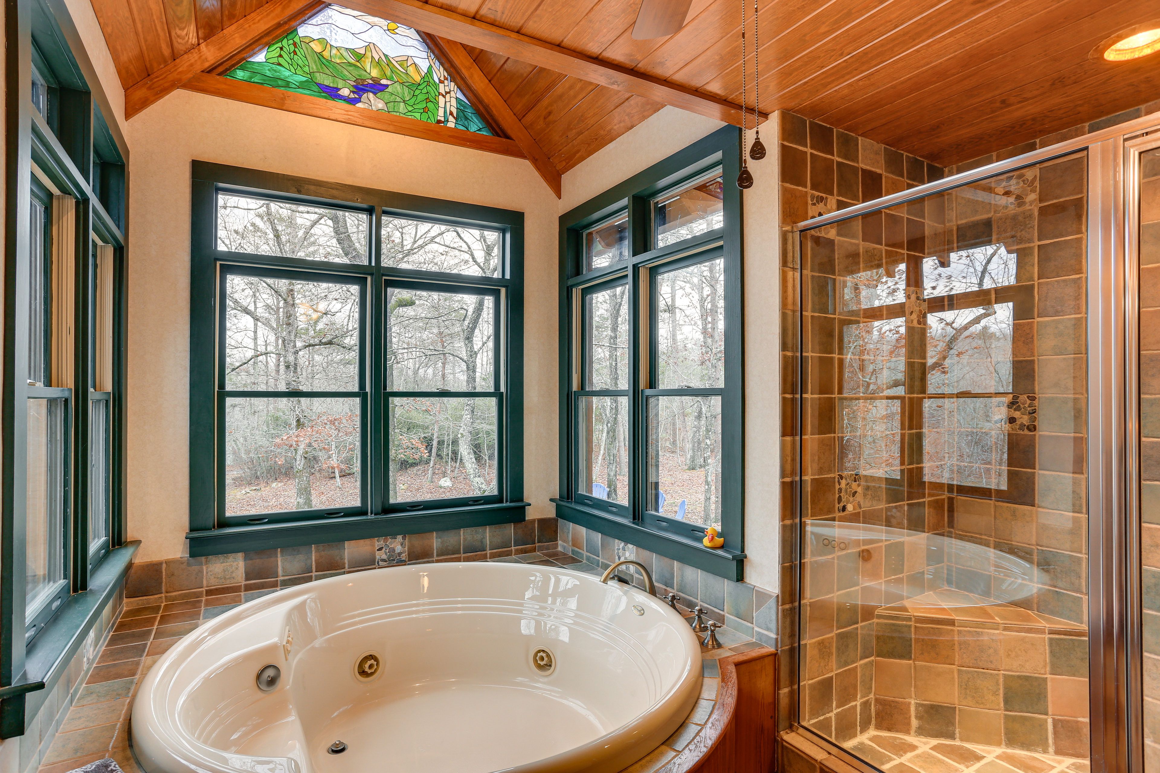 En-Suite Bathroom | 1st Floor | Jetted Tub | Towels Provided