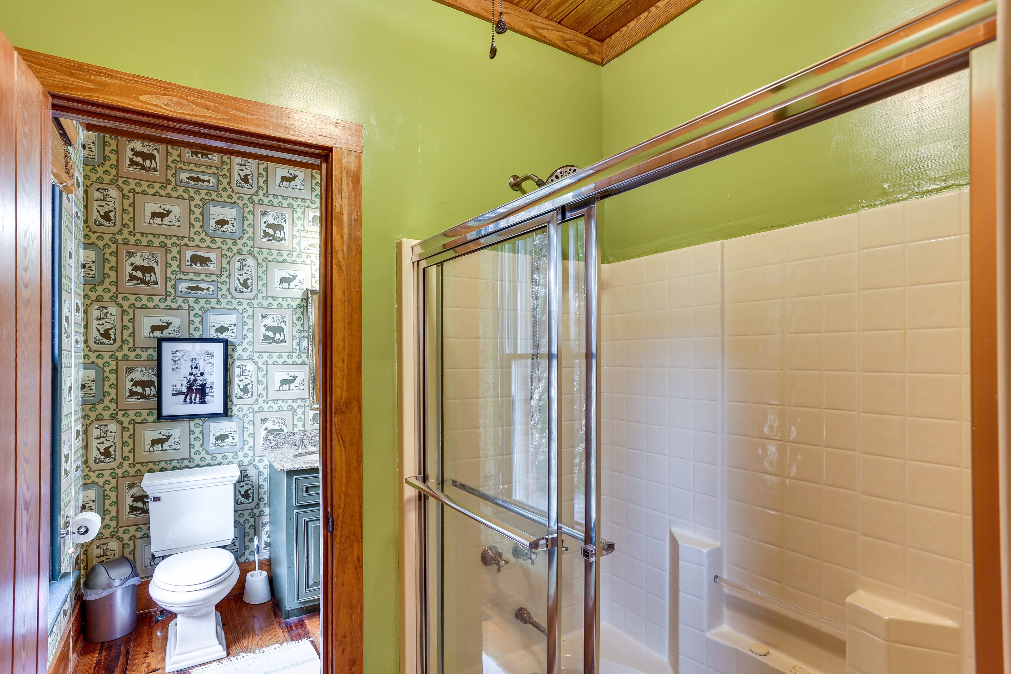 Jack-and-Jill Bathroom | 1st Floor | Complimentary Toiletries