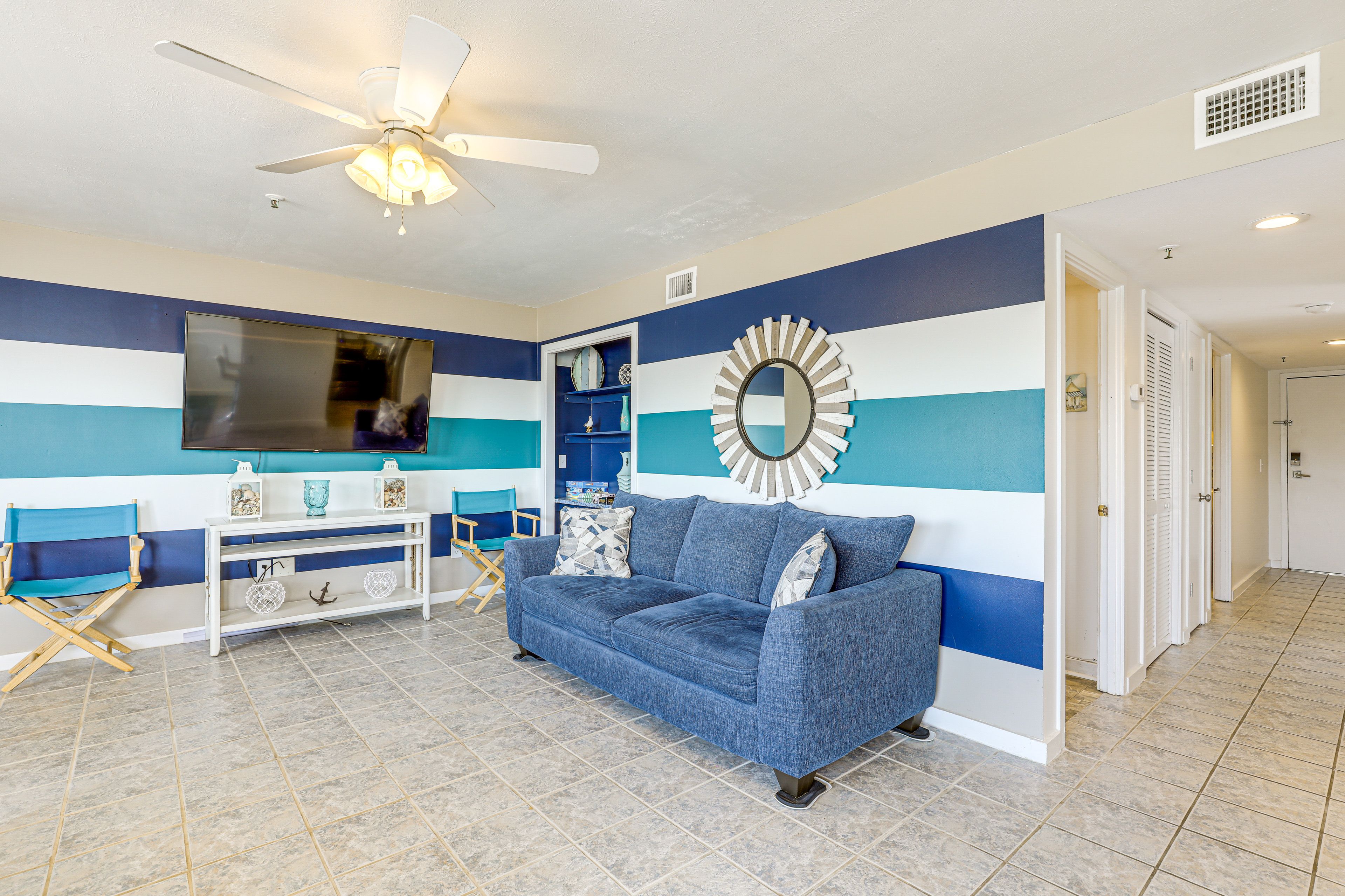 Living Room | Queen Sleeper Sofa | Smart TV | Central Heating & A/C | Free WiFi