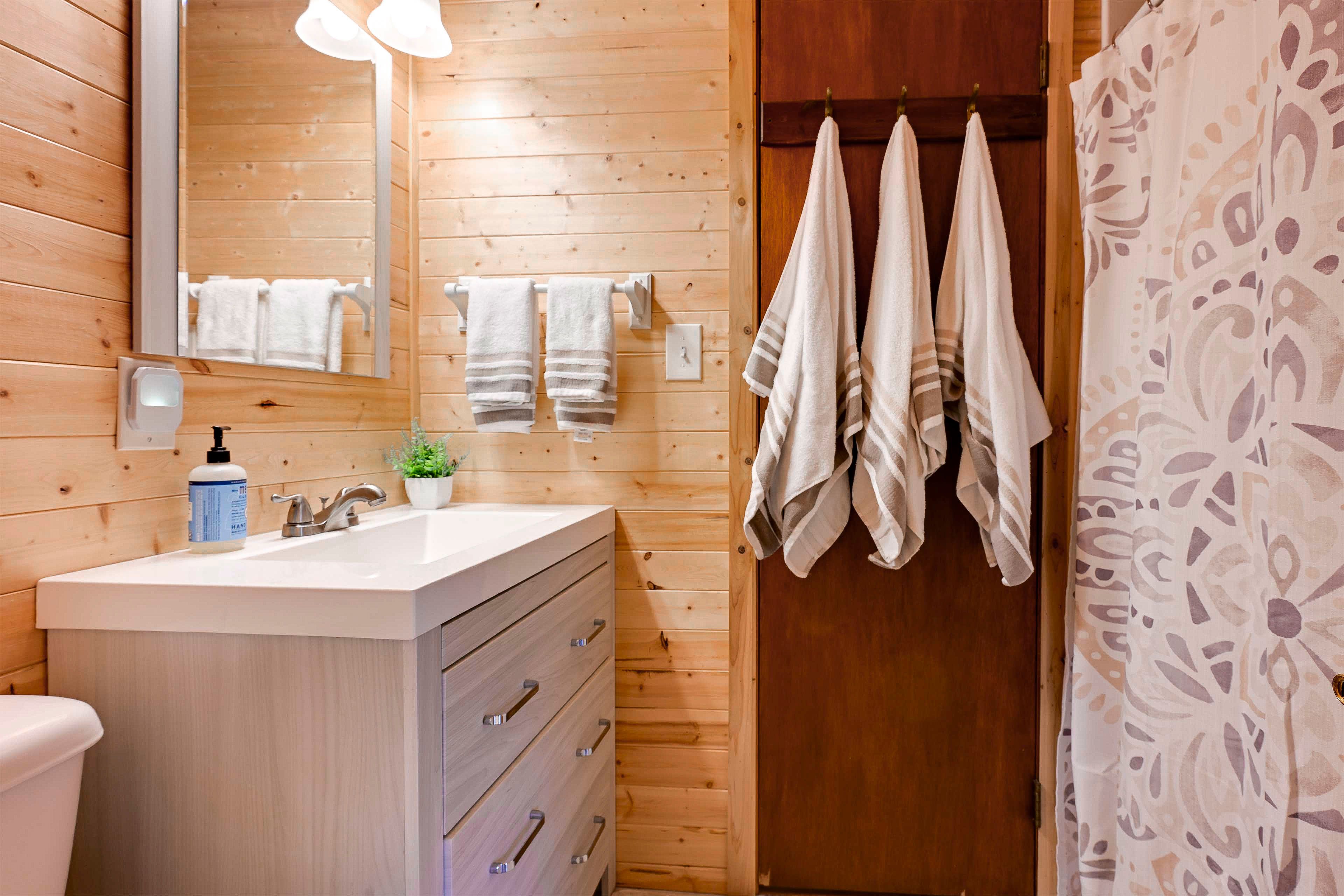 Main House | Full Bathroom | Towels Provided