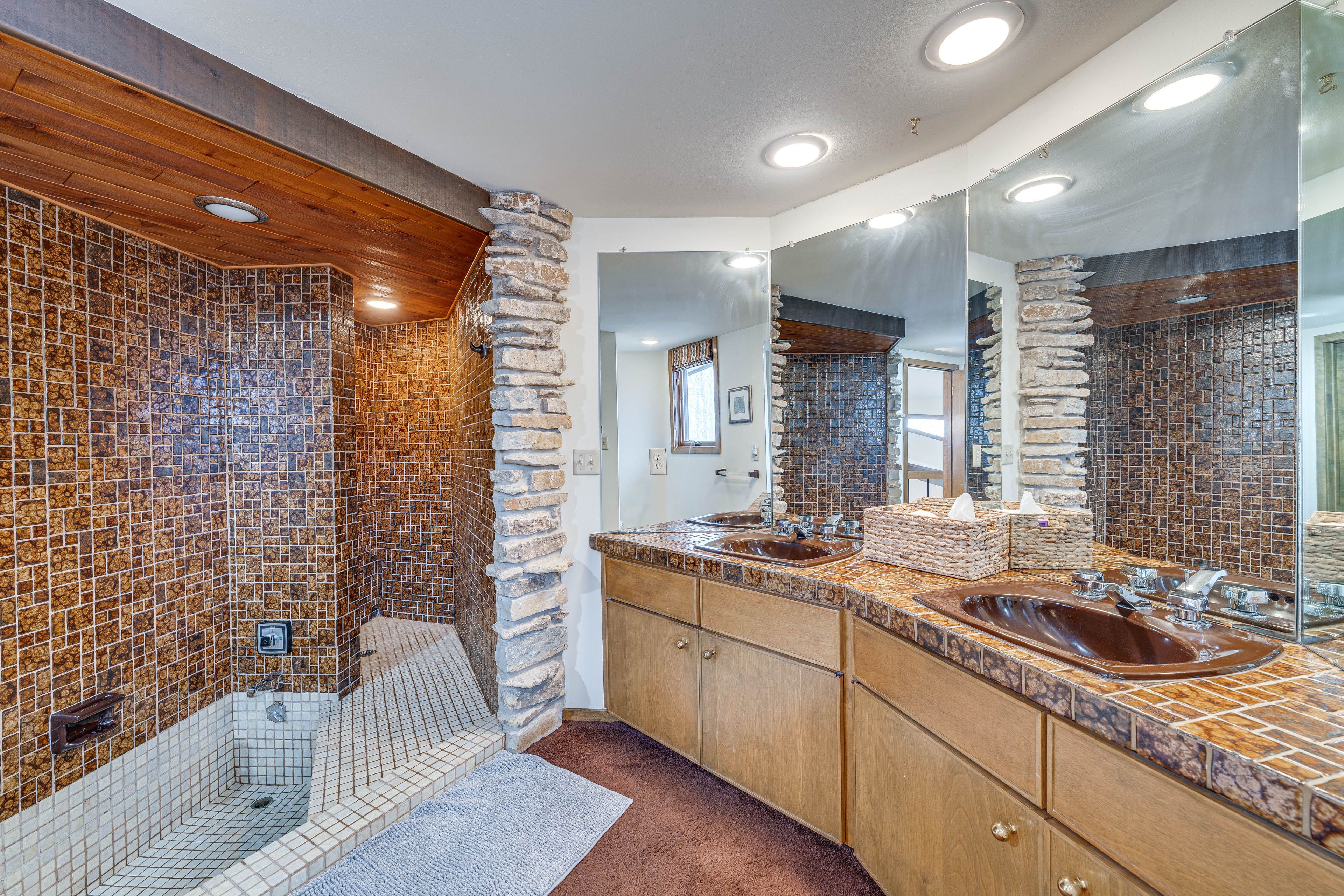 Full Bathroom | Complimentary Toiletries