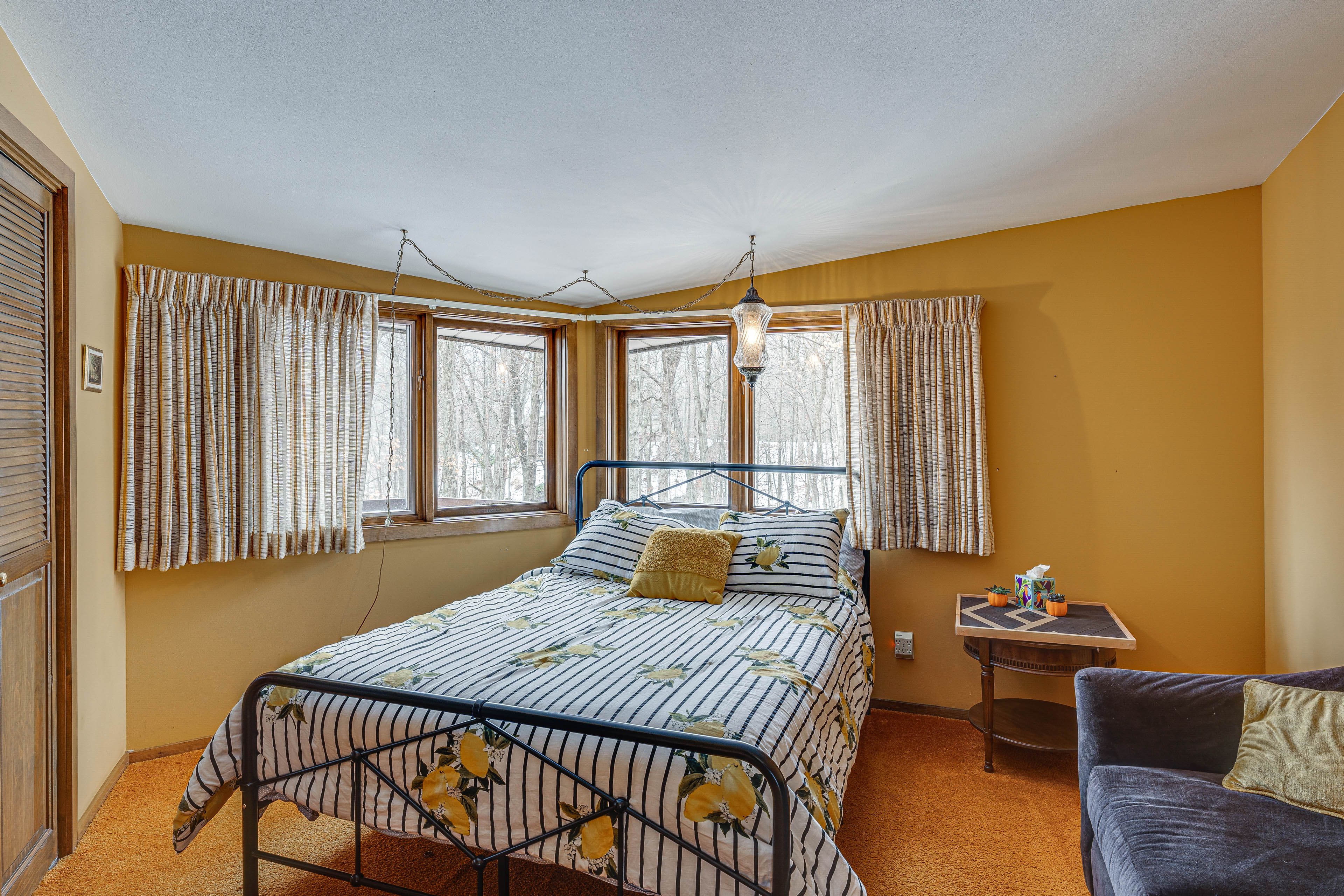 Bedroom 1 | Queen Bed
