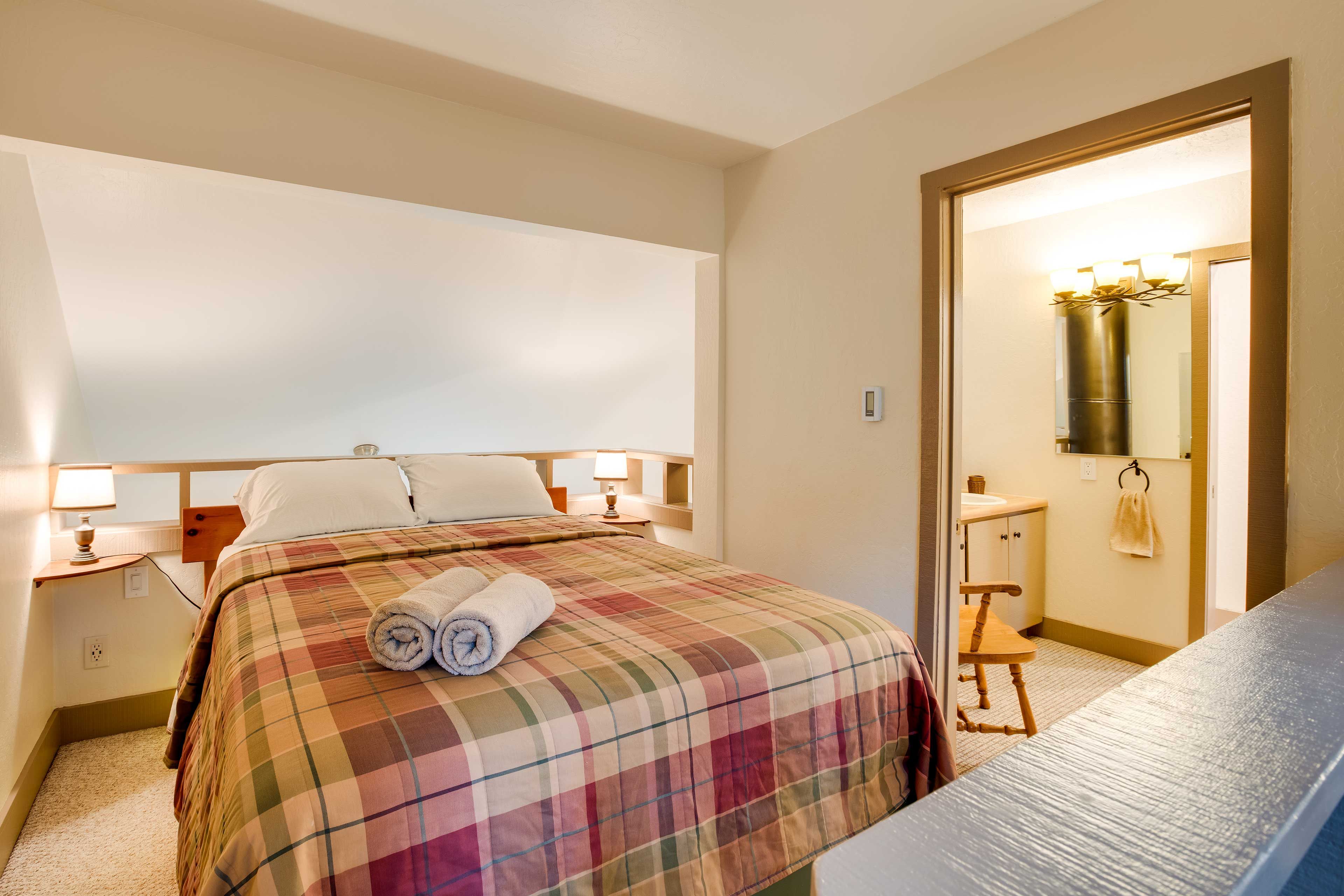 Bedroom | Queen Bed | 2nd Floor