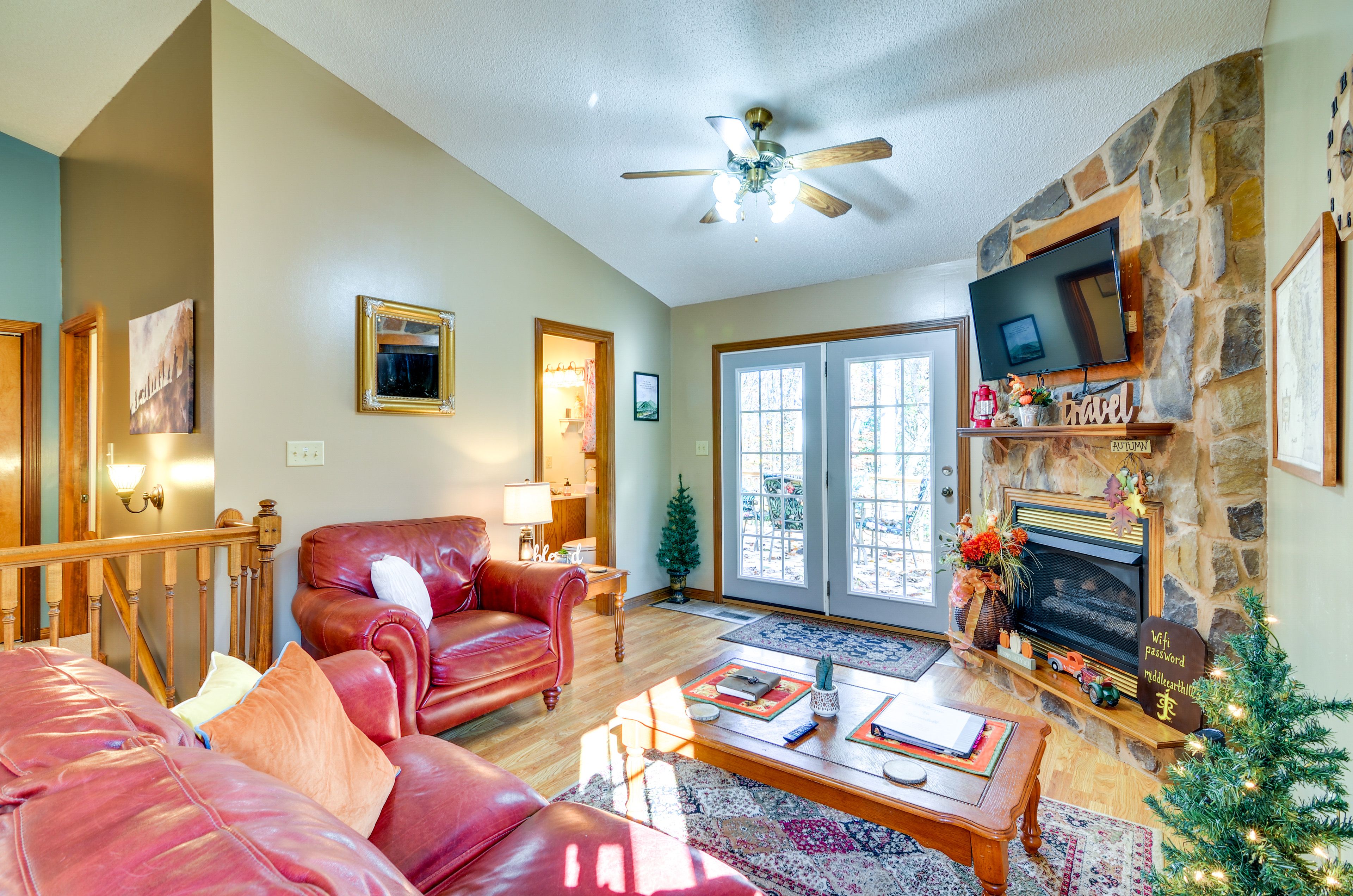 Living Room | Free WiFi | Central A/C & Heat | Smart TV