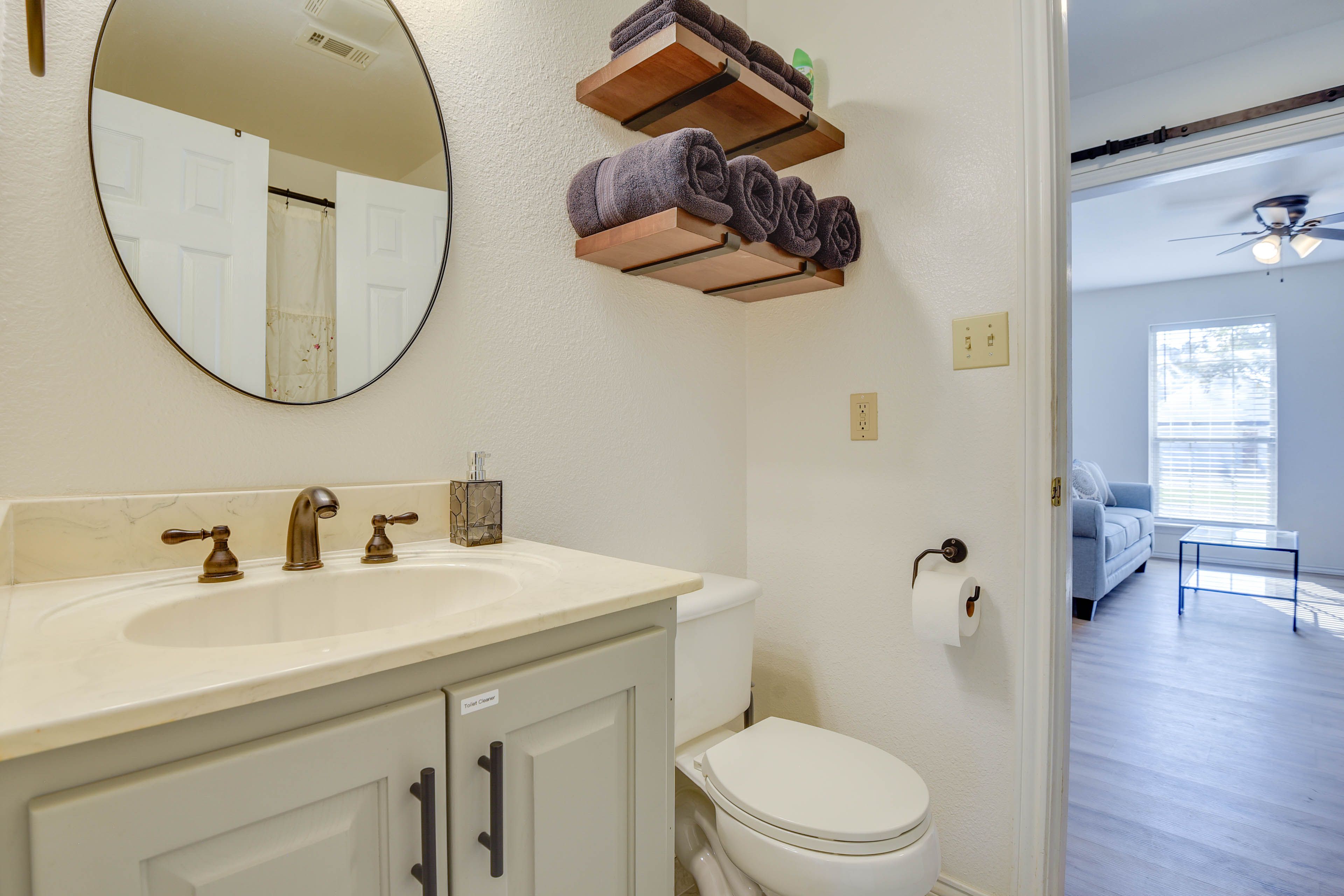 Full Bathroom | Shower/Tub Combo | Towels Provided